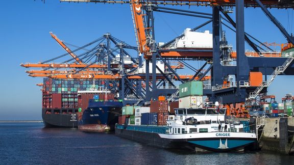 De scheepvaart in de regio Rotterdam stoot volgens de eerste gegevens van BigMile nu zo'n 1,9 miljoen ton CO2 per jaar uit. (Foto Port of Rotterdam)