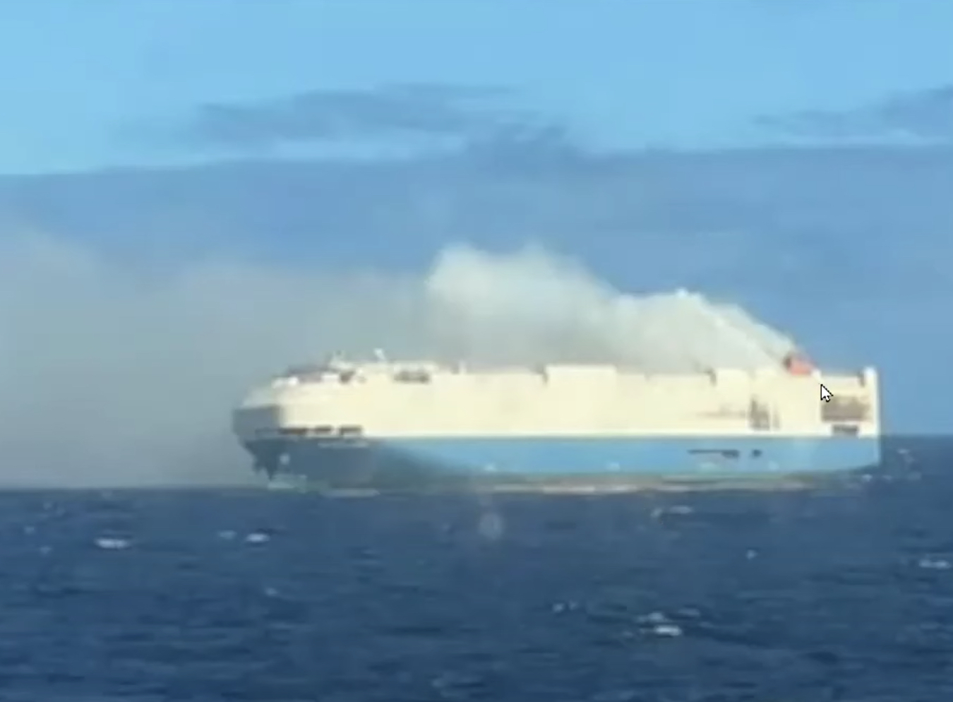Rookwolken bij de Felicity Ace. De brand ontstond in het ruim van het schip.