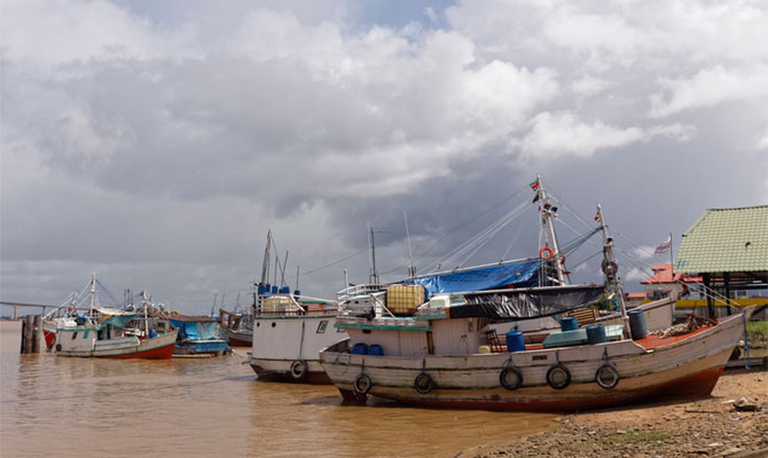 Vissersschepen liggen afgemeerd in Suriname. (Foto Maritime Executive)
