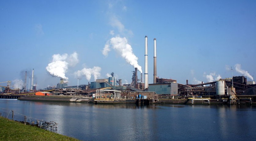 Tata Steel IJmuiden. (Foto Alf van Beem/Wikimedia Commons)
