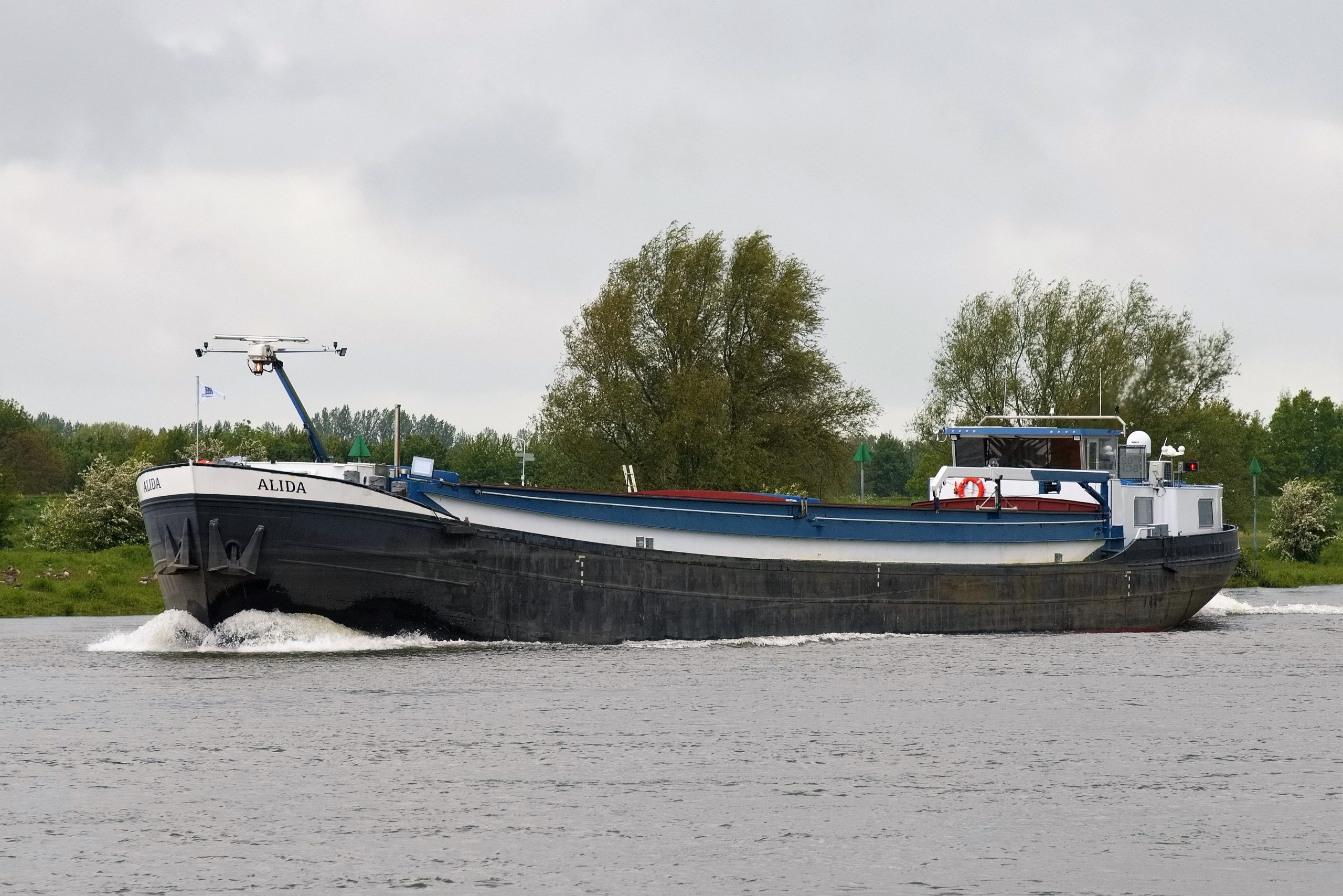 De Alida, hier op de IJssel bij Wijhe, verhuisde naar ‘s Gravendeel. (Foto Kor Heidinga)
