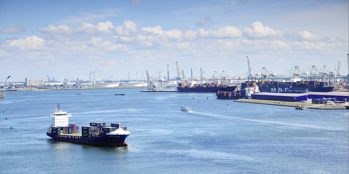 Ter illustratie. De verdachte voorzag schepen en scheepsbemanningen van producten. (Foto Port of Rotterdam)