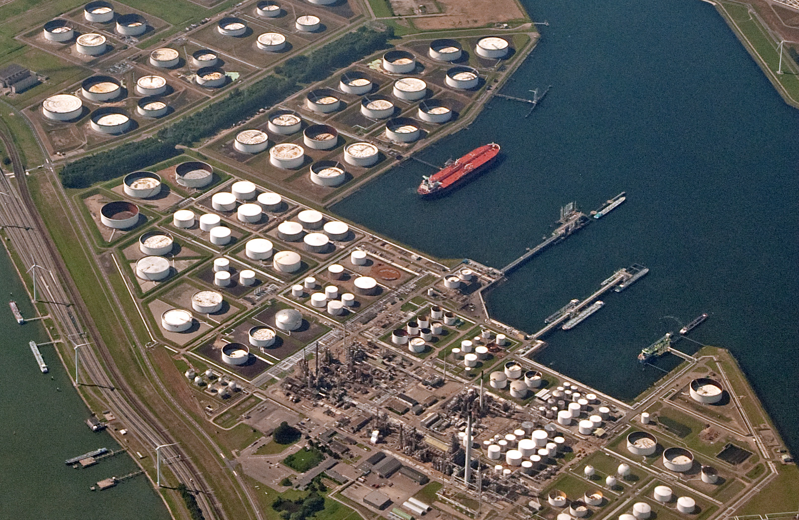 Luchtfoto van de Rotterdamse Petroleumhaven. (Foto Rik Schuiling / Wikimedia)