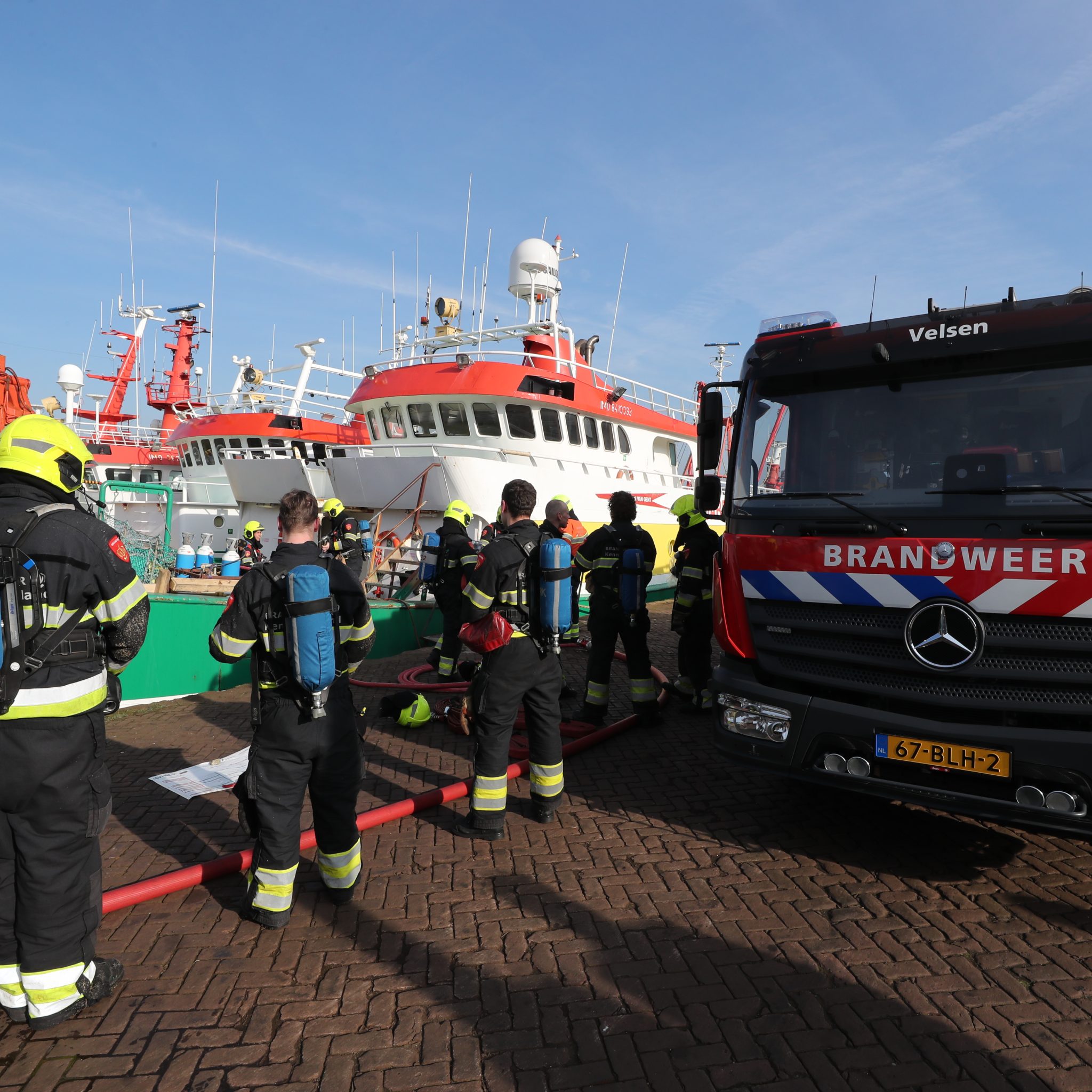 De brandweer rukte met vijf wagens uit voor de brand op de Fenny, die tussen andere schepen van Van Laar aan de Trawlerkade in IJmuiden lag. (Foto Bram Pronk)