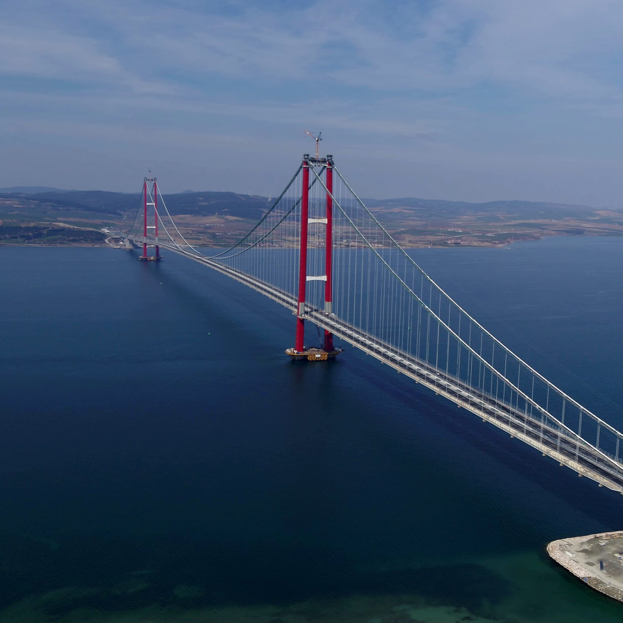Niet alleen de is 1915 Çanakkale-brug 's werelds langste hangbrug, maar met 334 meter ook de brug met de hoogste toren. (Foto's 1915Çanakkale)