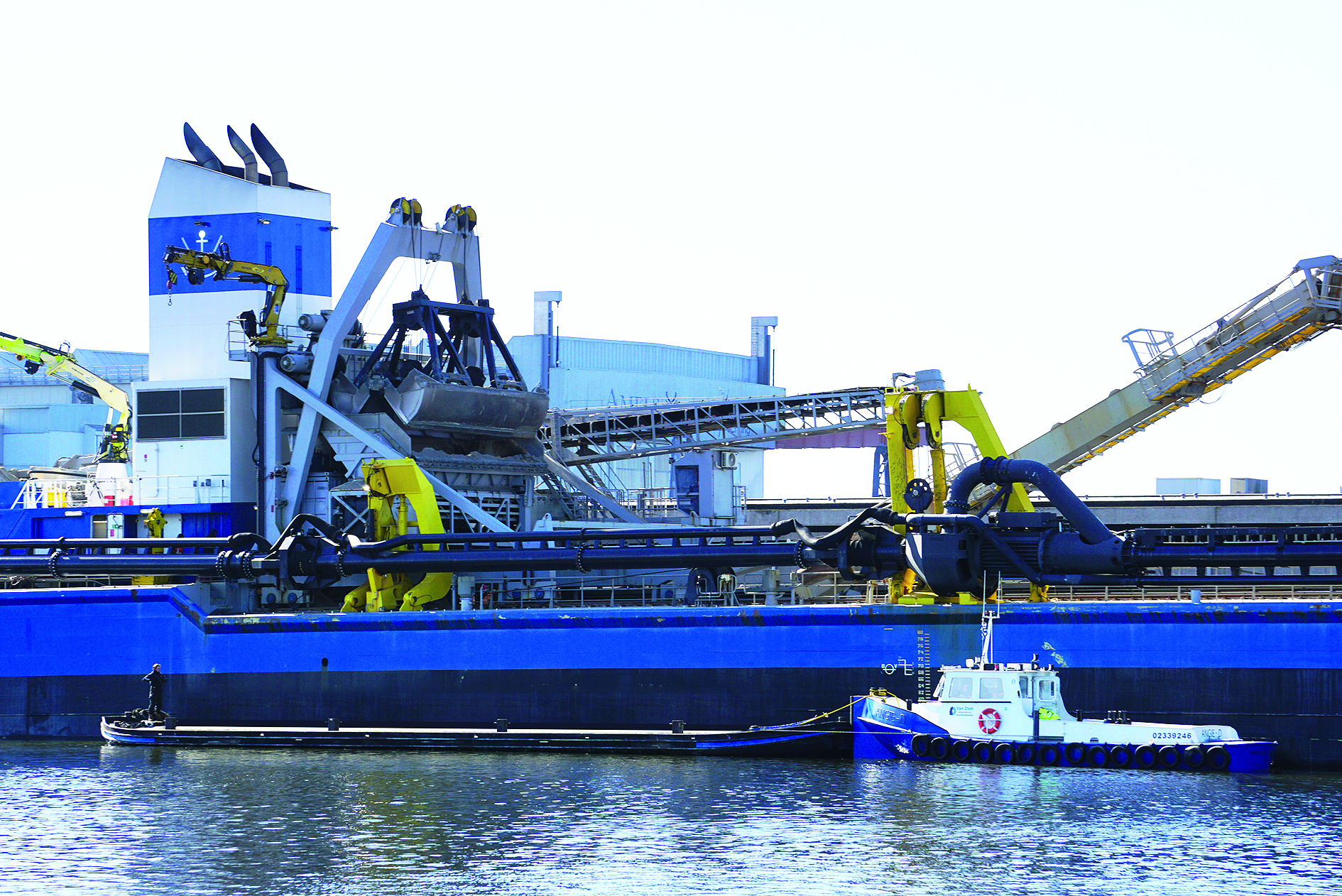 Met de volledig nieuw opgebouwde vlet wil Van Dam Technics grijpers vervoeren om deze vervolgens in de werkplaats in Middelburg te reviseren.