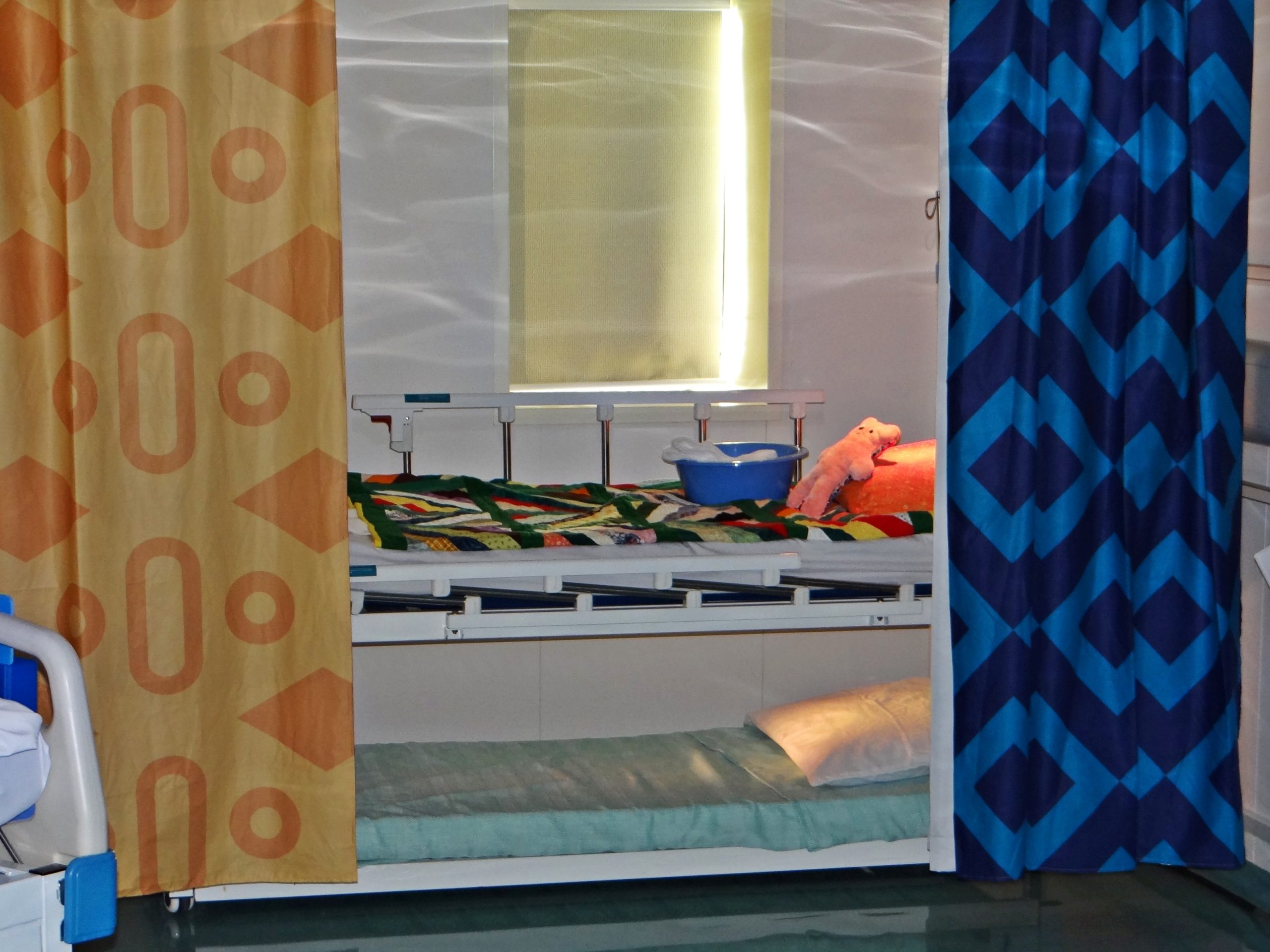 Speciaal ontworpen stapelbed op de kinderafdeling, met slaapplaats voor een begeleider.