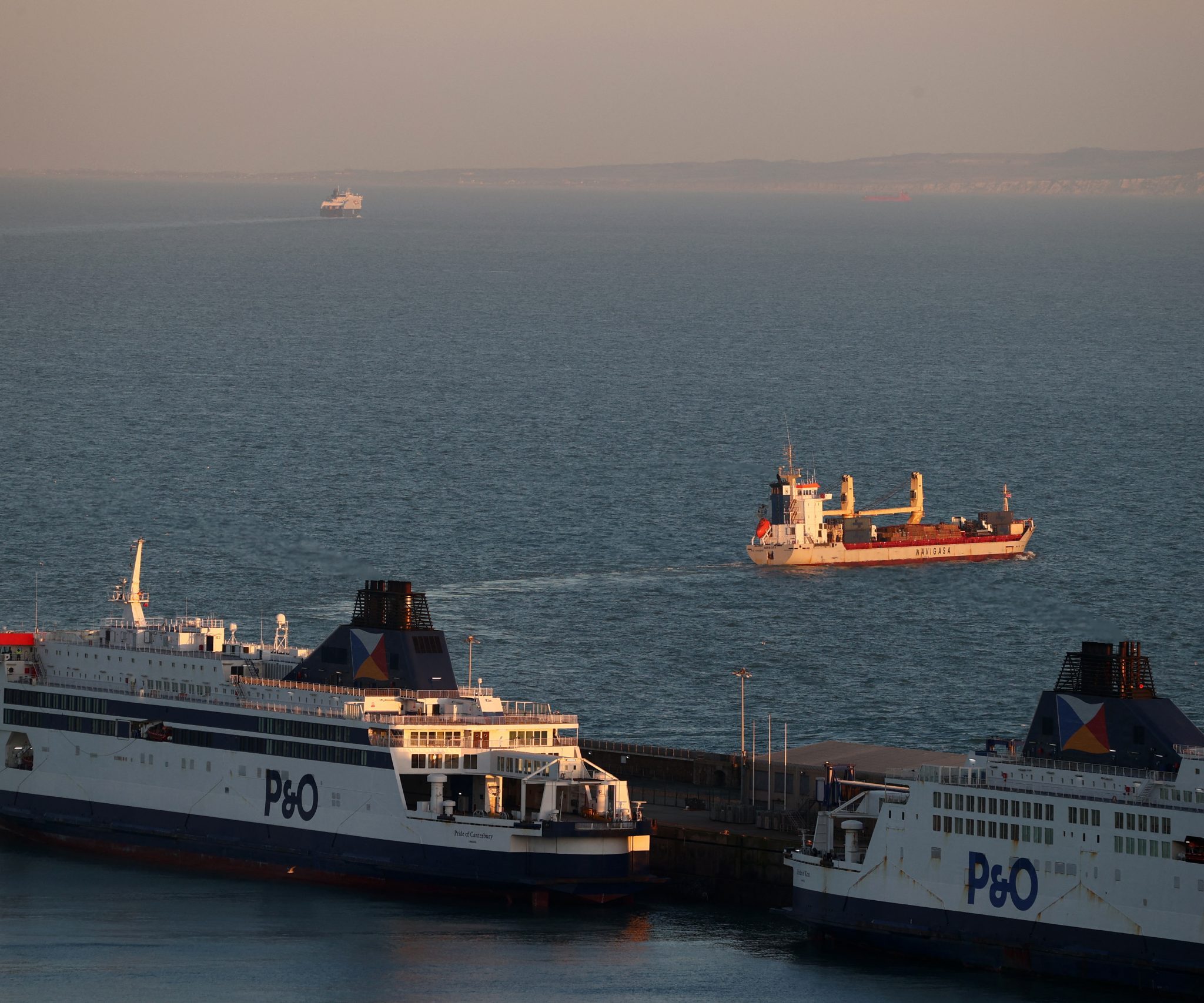 De Pride of Canterbury en Pride of Kent zijn afgemeerd bij de Cruise Terminals in Dover aan de zuidoostkust van Engeland, op 17 maart 2022. Foto ANP