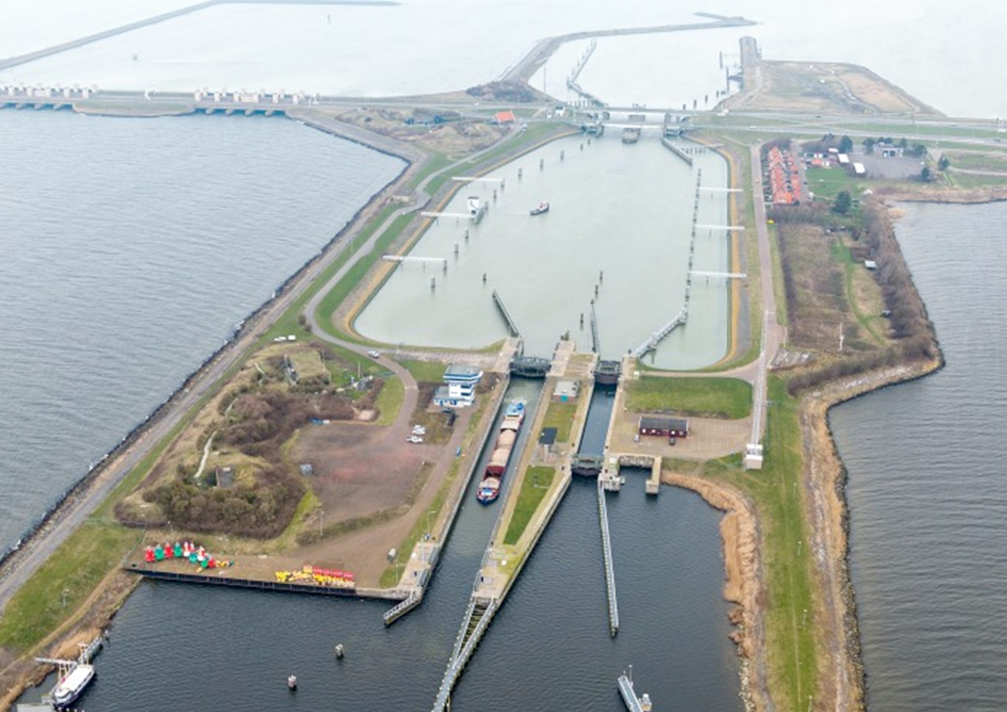 De nieuwe sluis wordt toegankelijk voor schepen met een diepgang van 4,70 meter. De breedte gaat van 14 naar 25 meter. De huidige draaibruggen worden basculebruggen en de vaargeulen in het IJsselmeer en Ketelmeer worden verdiept. (Foto Rijkswaterstaat)
