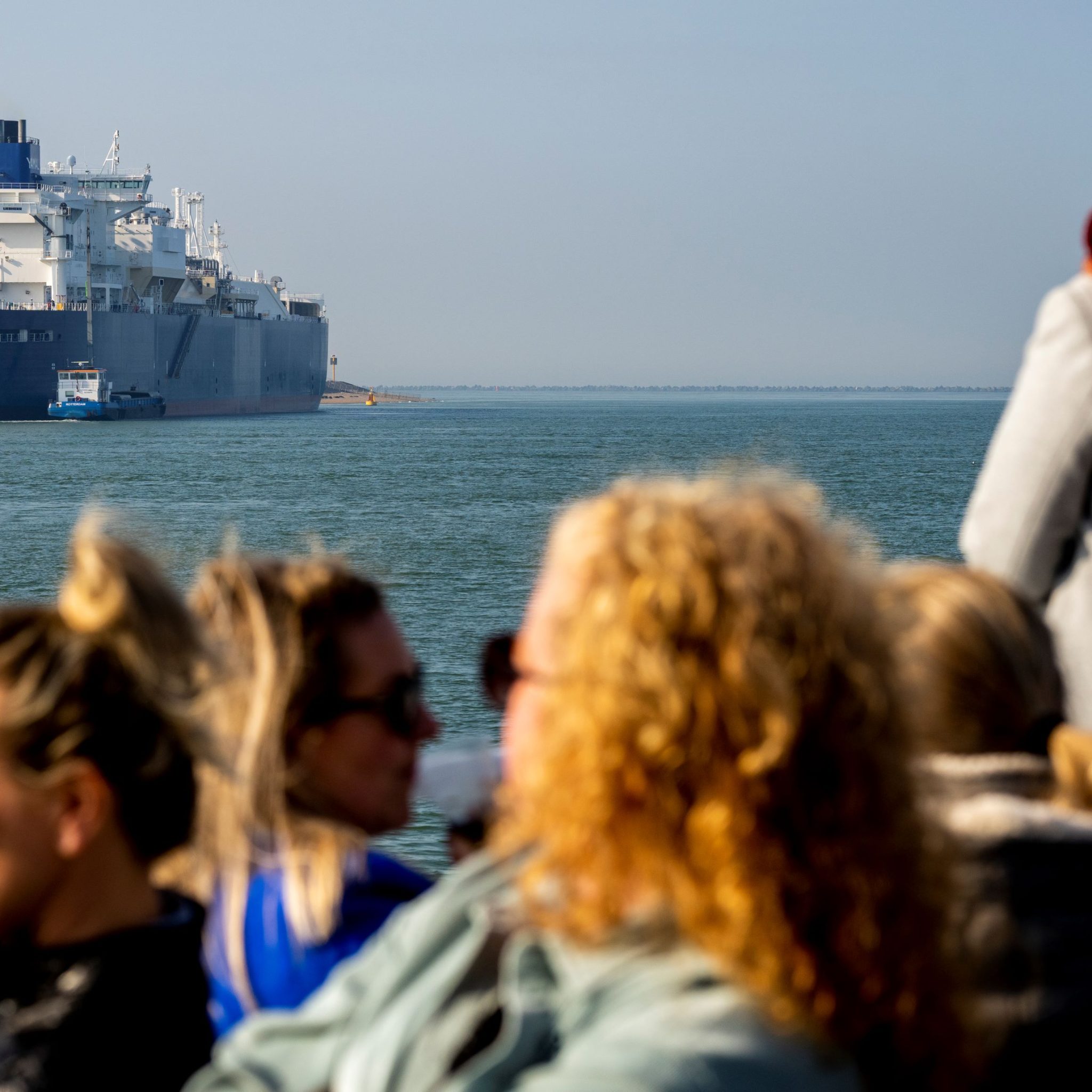 In Rotterdam arriveren veel LNG-tankers, hier de Russische tanker Boris Davydov. (Foto Jerry Lampen)