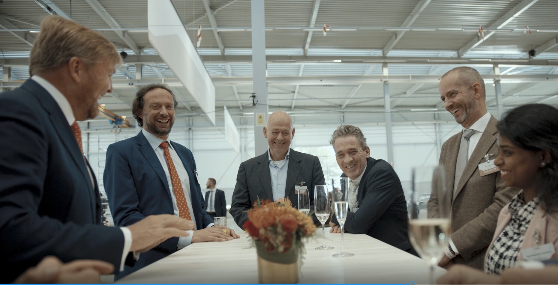 Koning Willem Alexander opende 29 oktober 2021 een nieuwe fabriek in Deurne voor de bouw elektrische bussen van Ebusco.