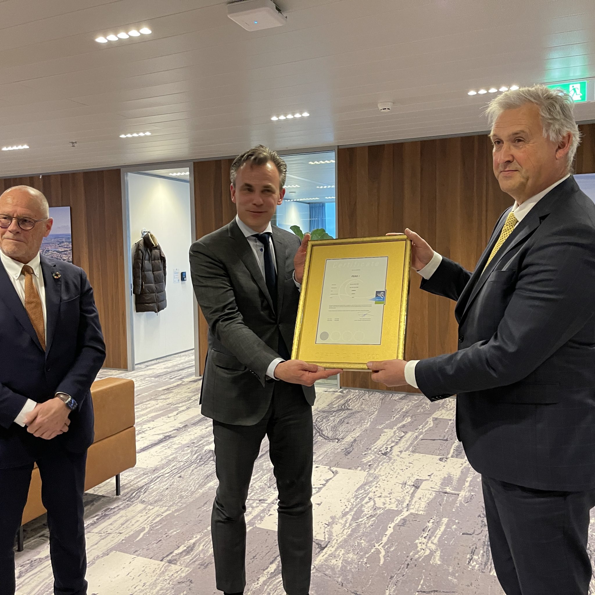 Minister Harbers reikt de duizendste Green Award uit aan Van den Herik. (Foto René Quist)