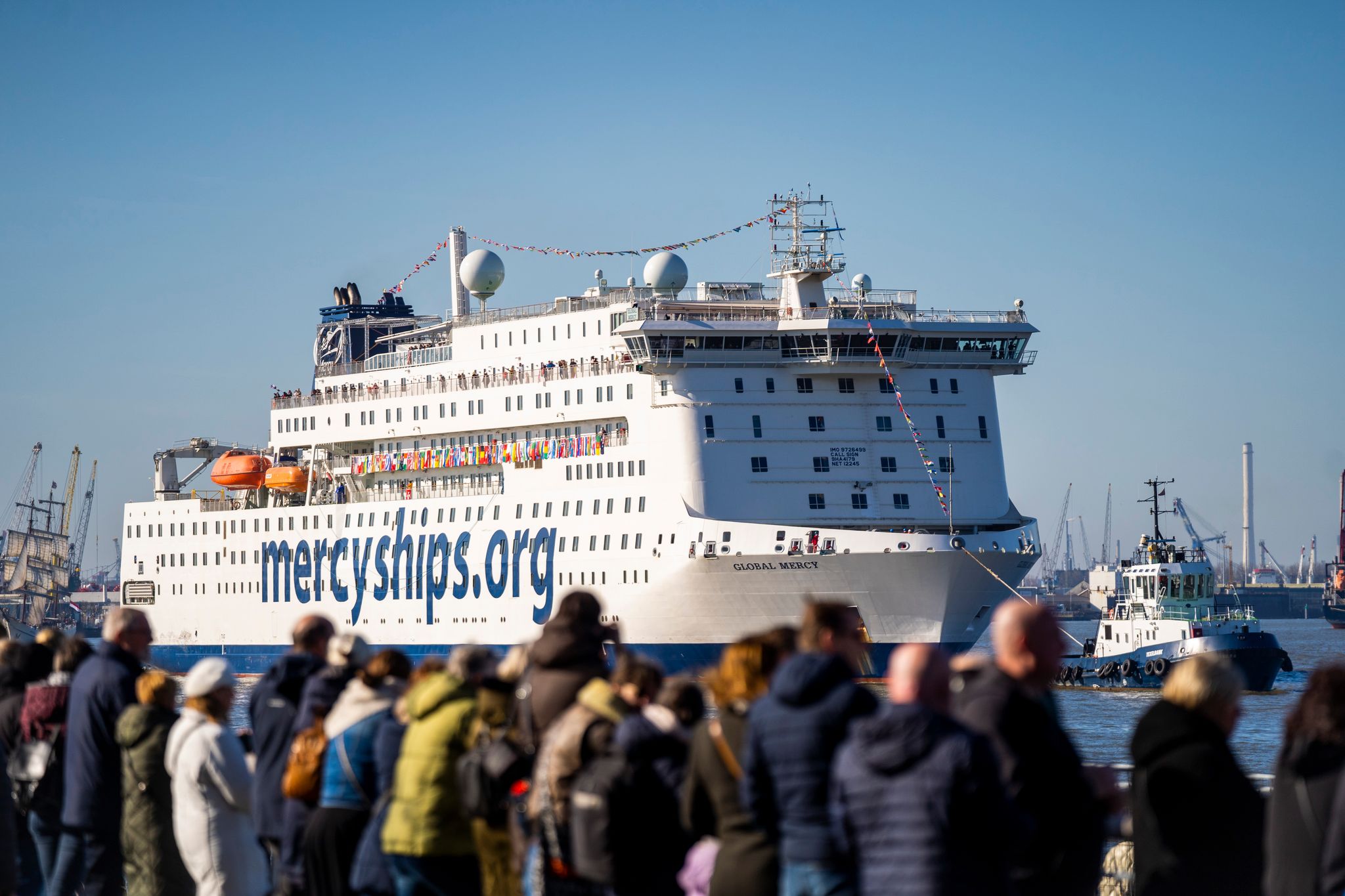 Het trok veel bekijks 26 februari, toen het schip aankwam in Rotterdam. (Foto Mercy Ships)