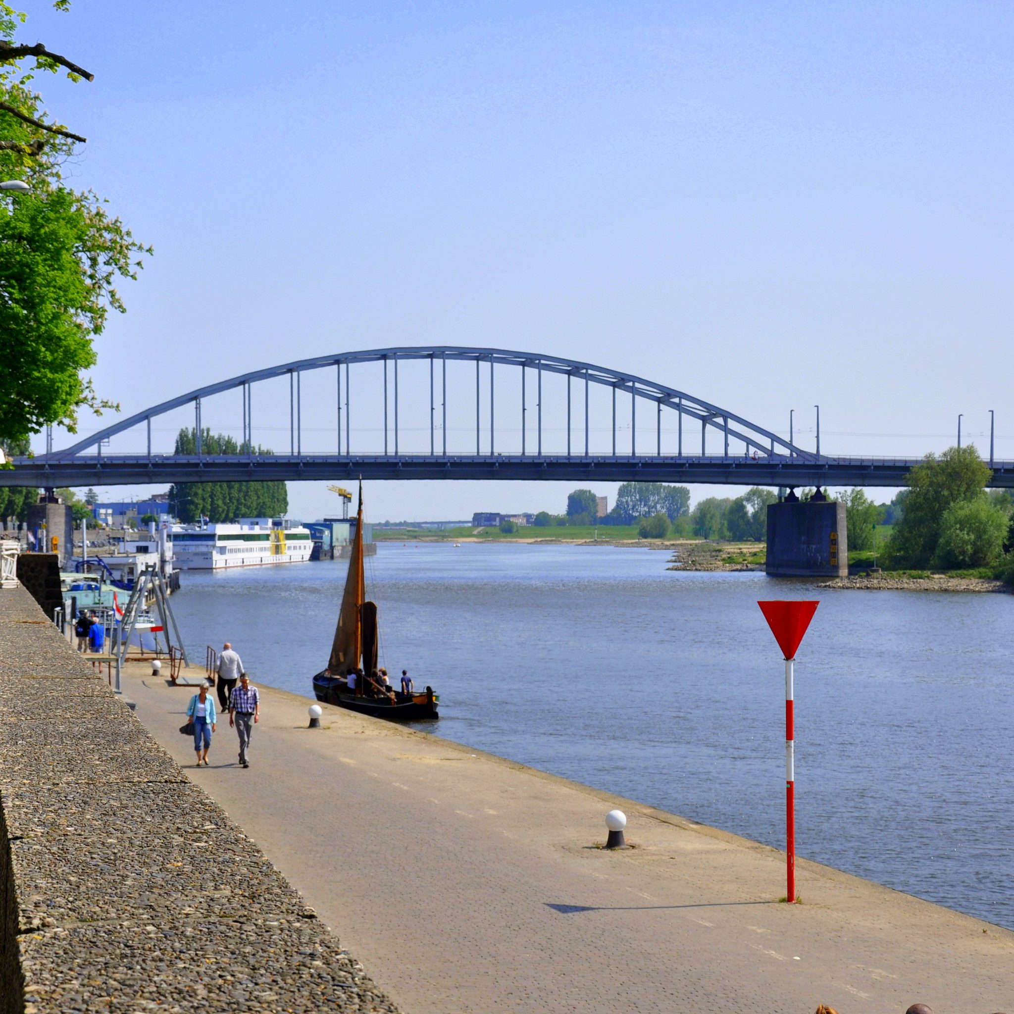 De Rijnkade in Arnhem. (Foto Wikimedia)