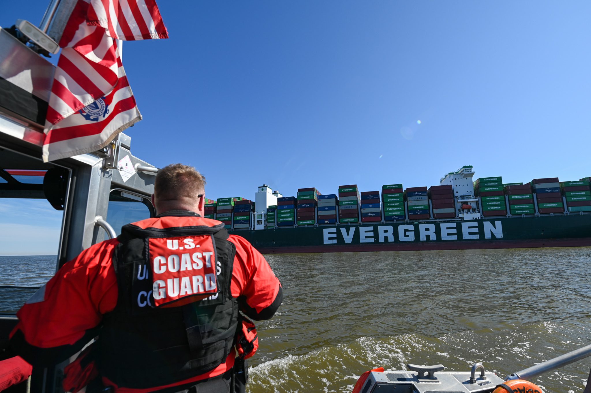 Ever Forward zit sinds 13 maart vast. (Foto US Coast Guard)
