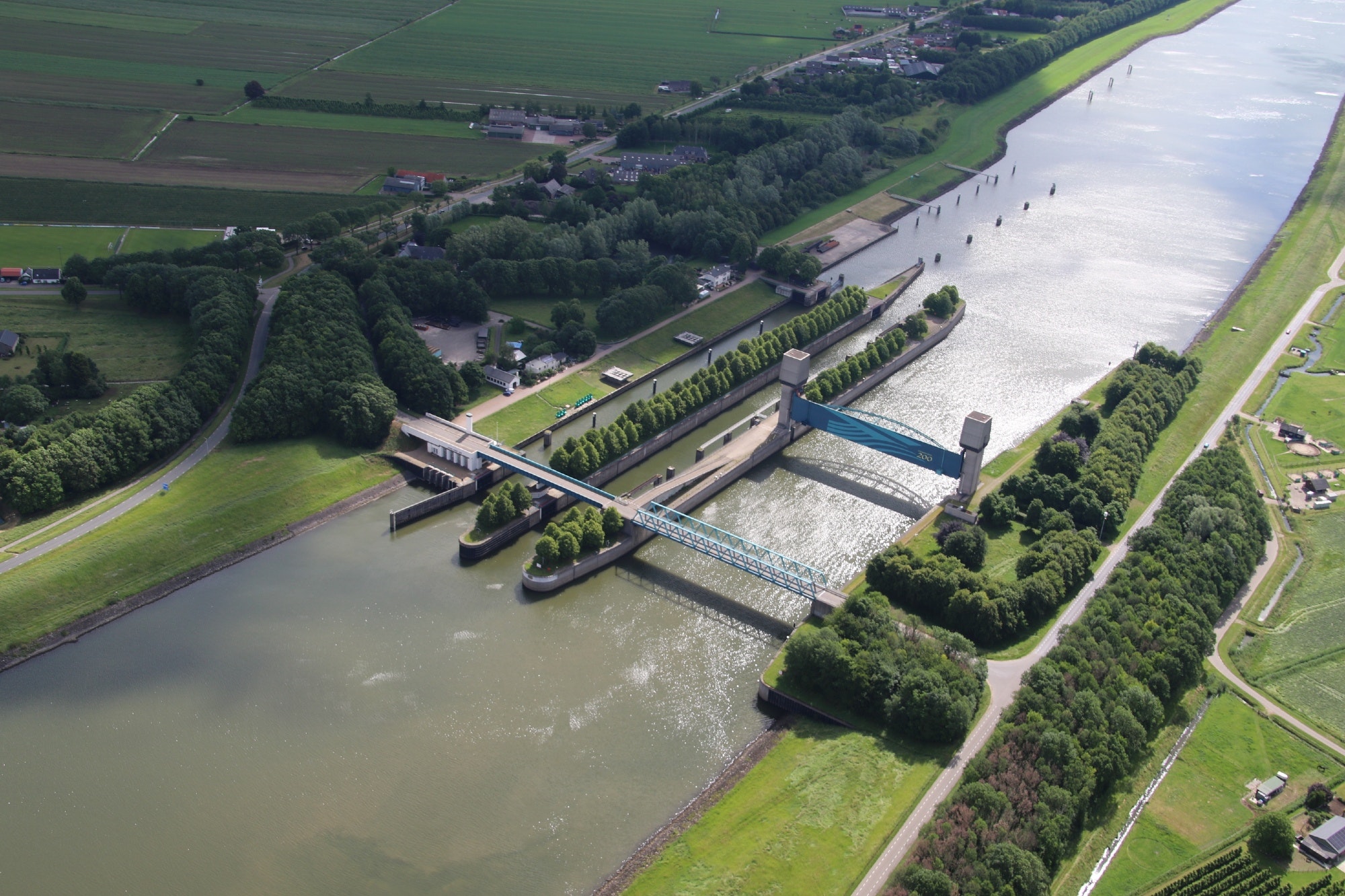 De Prinses Marijkesluis bij het dorp Rijswijk in Gelderland, dient niet alleen de scheepvaart, maar heeft ook een waterkerende functie voor de 330.000 inwoners van de Betuwe. (Foto Rijkswaterstaat)
