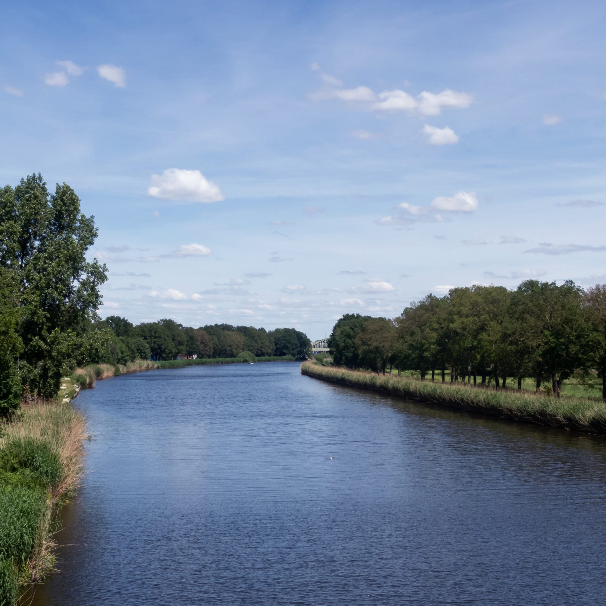 Het Twentekanaal (zijkanaal naar Almelo) vanaf de Wierdensebrug. (Foto Wikipedia)