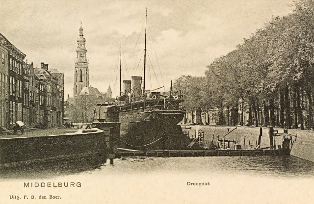 Deze foto is eind 19de eeuw gemaakt, in de overgangstijd van zeil naar stoomvaart, en toont een modern stoompassagiersschip.