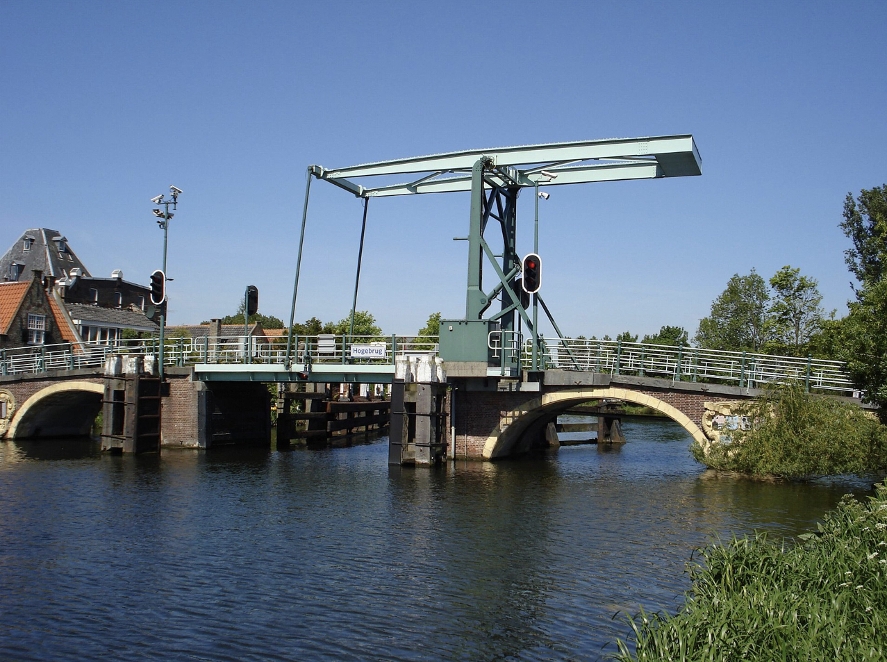 De doorvaartbreedte van de Hogebrug uit 1662 is met 7,94 meter te smal voor moderne binnenvaart. (Foto Wikipedia)