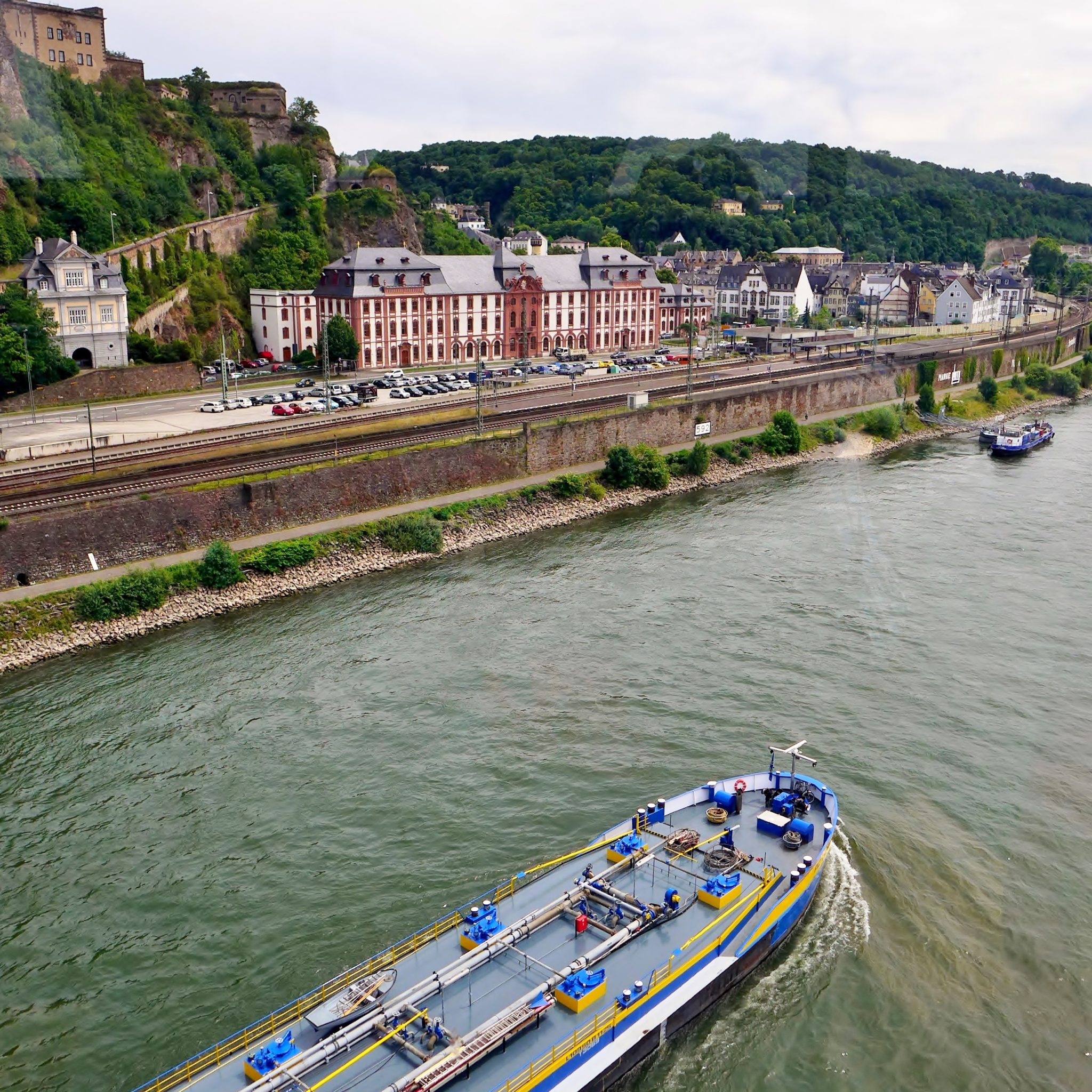 Een tanker bij Koblenz. (Foto Wikimedia)