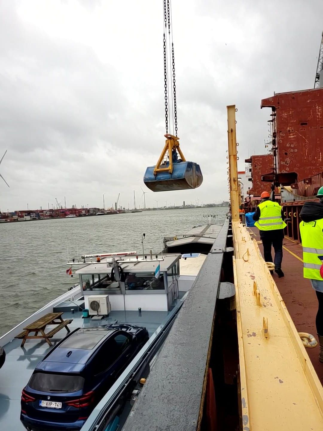 De Escalda van de NPRC laat rijst voor Frankrijk uit de Jupiter Bay in Antwerpen. (Foto's NPRC)