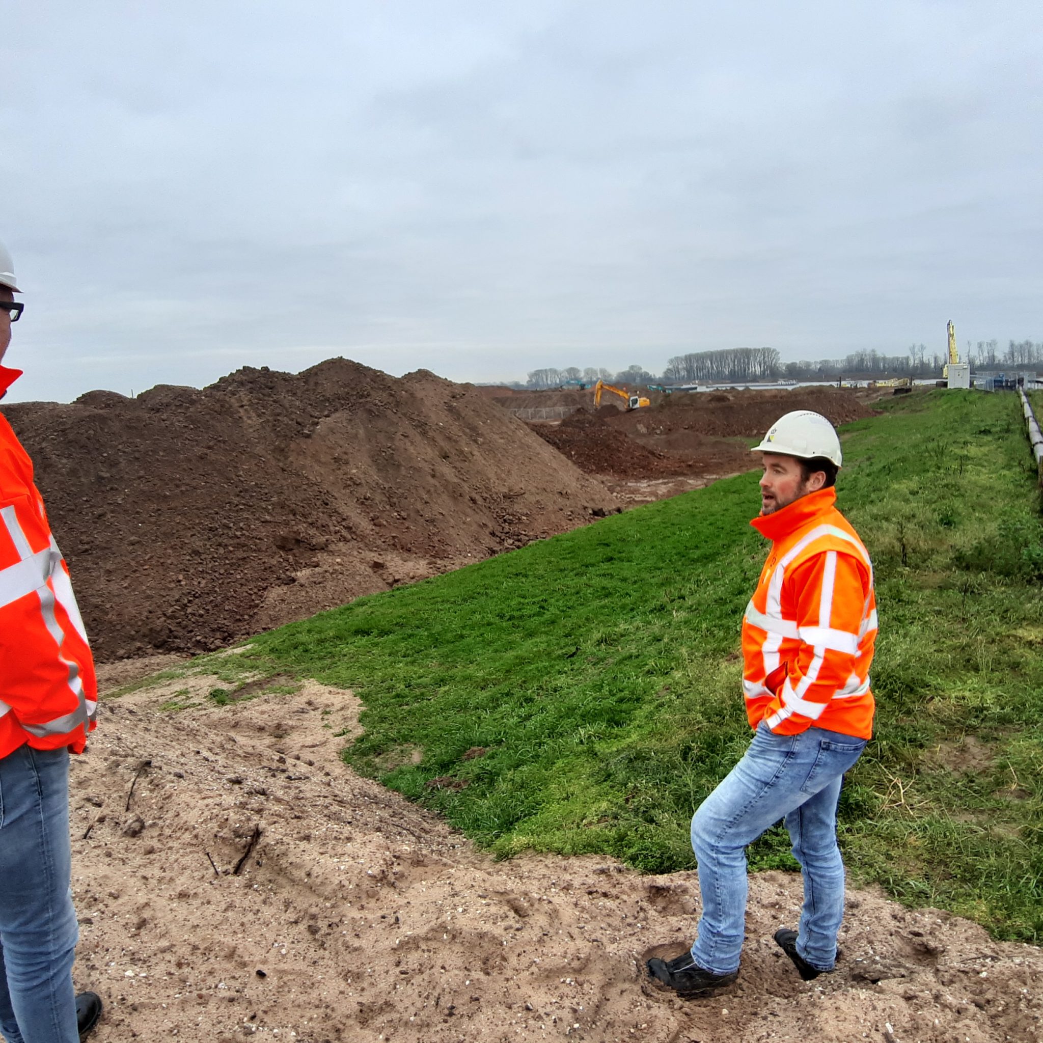 Boskalis is dit hele jaar nog bezig met grondverzet, zegt omgevingsmanager Abe Schuring (rechts). (Foto's Misha Hofland)