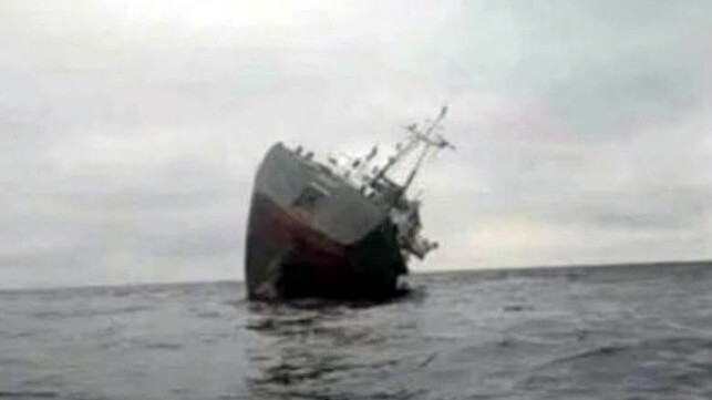 De zes bemanningsleden konden zich in reddingsvlotten in veiligheid brengen. (Foto via Twitter)