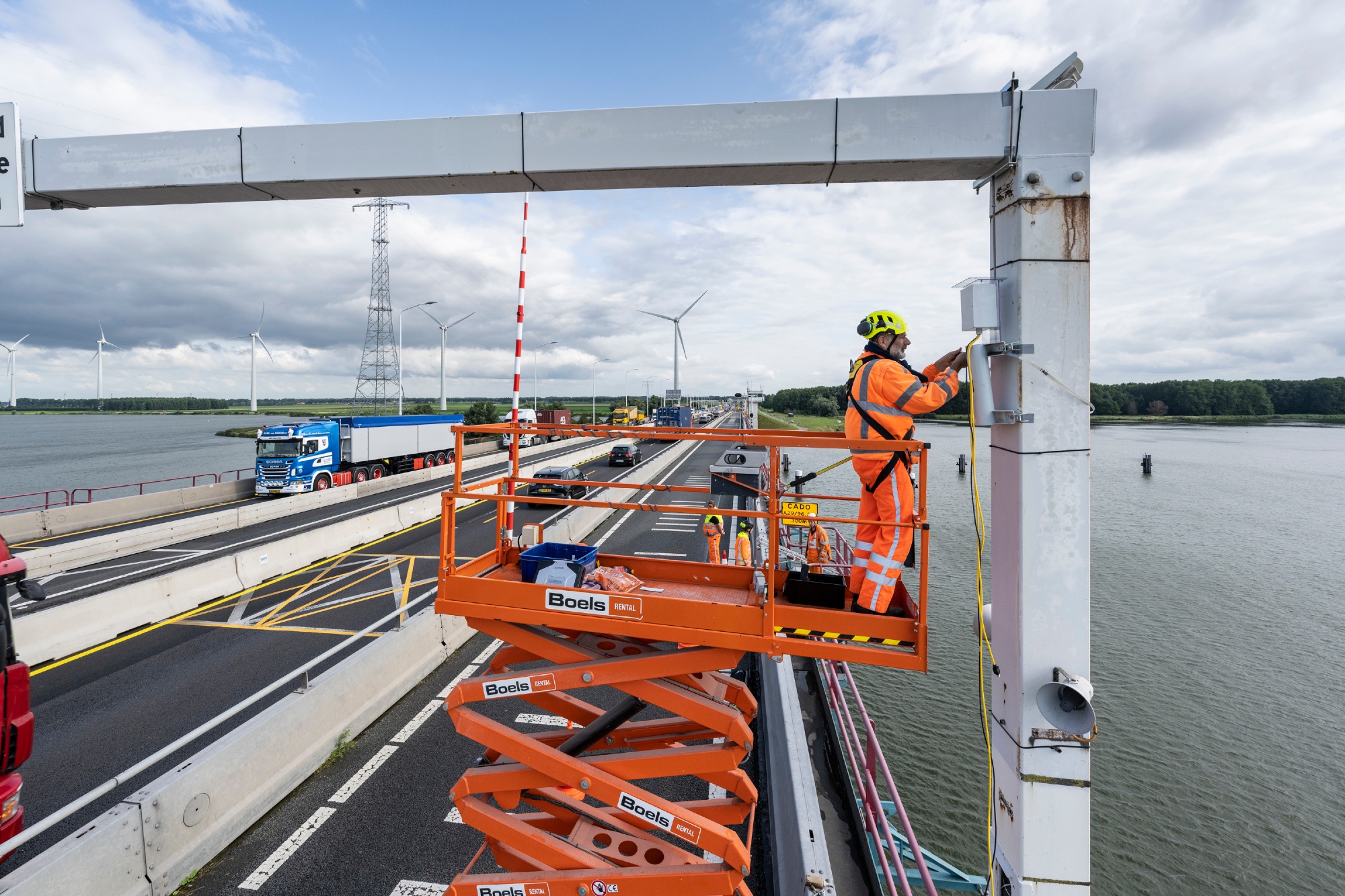 Werkzaamheden aan de Haringvlietbrug. (Foto Rijkswaterstaat)