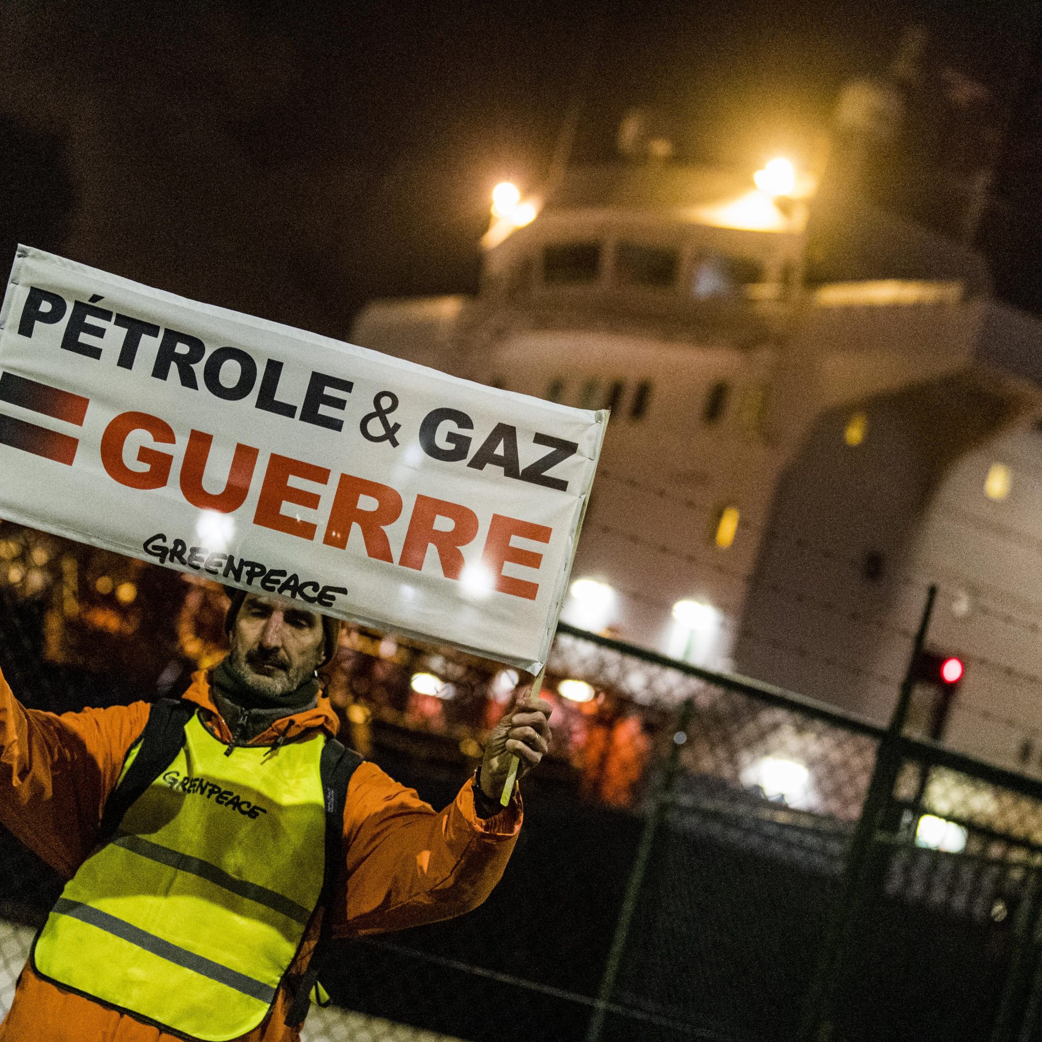Actievoerders van Greenpeace proberen een Russische tanker te blokkeren in Antwerpen. (Foto ANP)