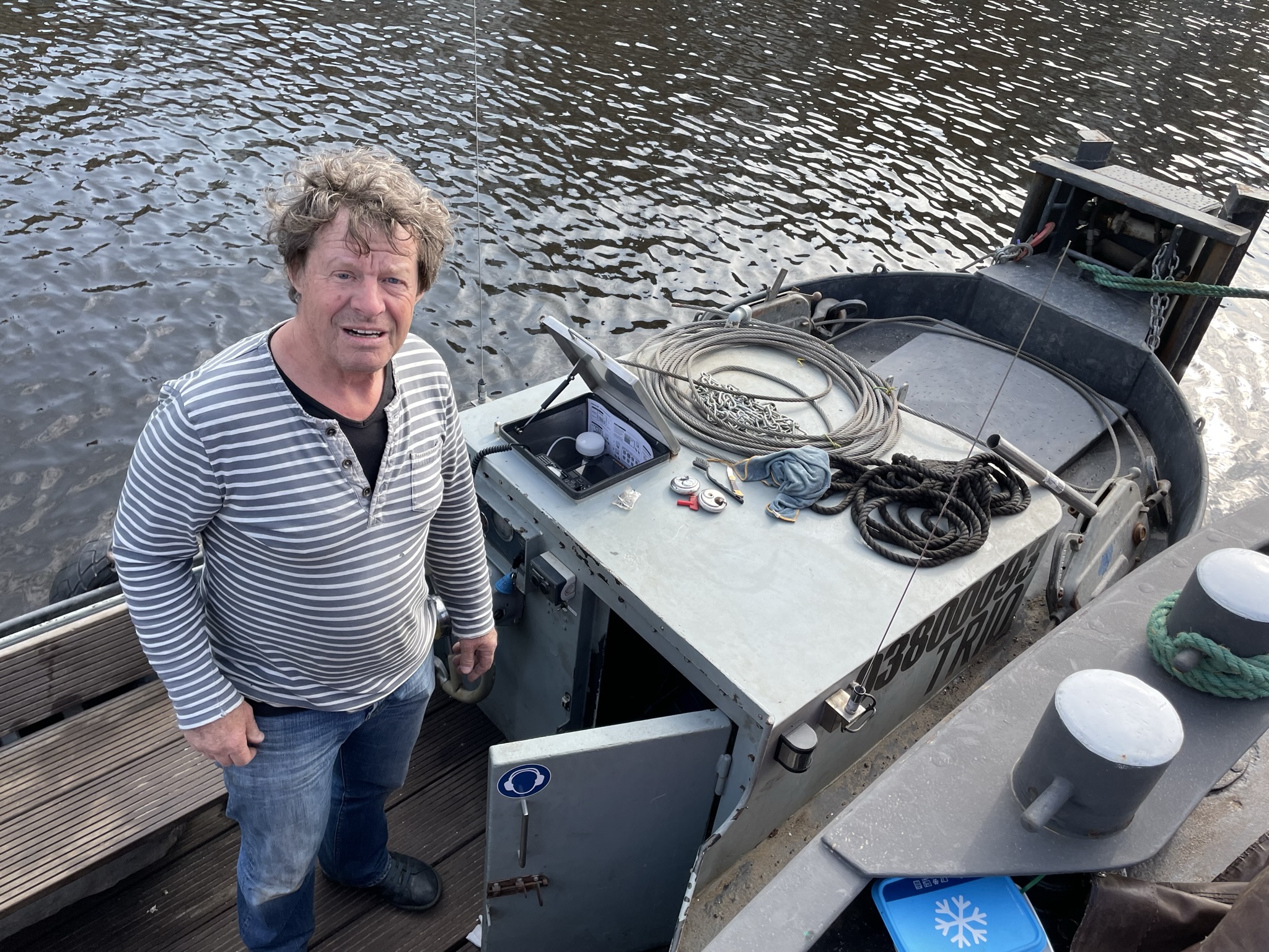 Louk Lachnit op een duwbootje met hydraulisch koppelsysteem. (Foto Helmut de Hoogh)