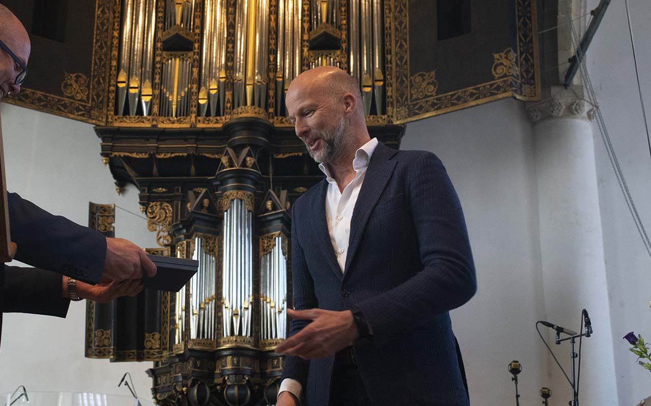 Tweede Kamerlid Tjeerd de Groot van D66 krijgt de erepenning uit handen van directeur Cosmo Wassenaar van de Enkhuizer Zeevaartschool. (Foto EZS)