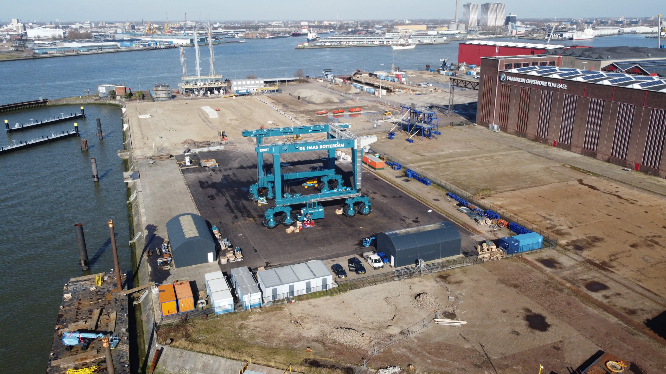 De scheepswerf in de Rotterdamse Waalhaven, met rechts op de foto de Scheepsbouwloods. (Foto Havenbedrijf Rotterdam)