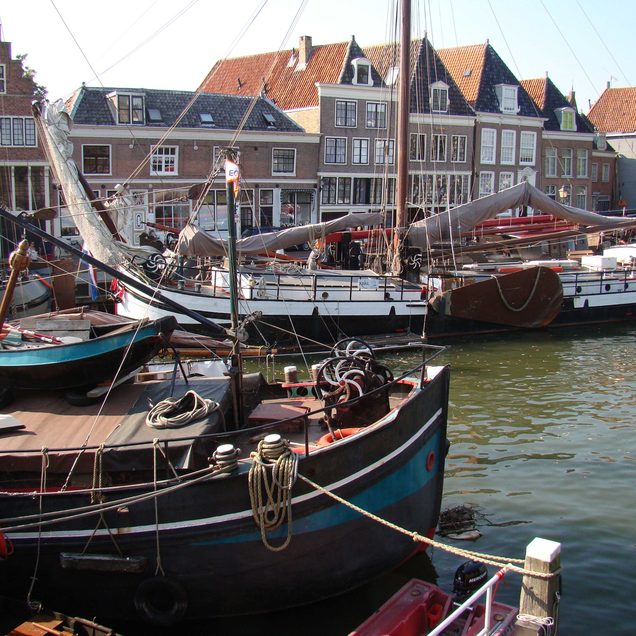 De beroepszeilvloot is niet weg te denken uit voormalige Zuiderzeehavens als die van Hoorn. De schepen zijn er beeldbepalend en hun activiteiten van economisch belang. (Foto Peter Fokkens)