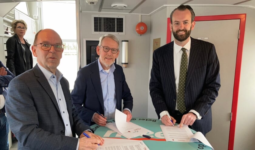 Wethouder Theo Boerman (m) ondertekent op deze foto het contract met Riveer voor elektrische veerponten. (Foto Hannie Visser-Kieboom)