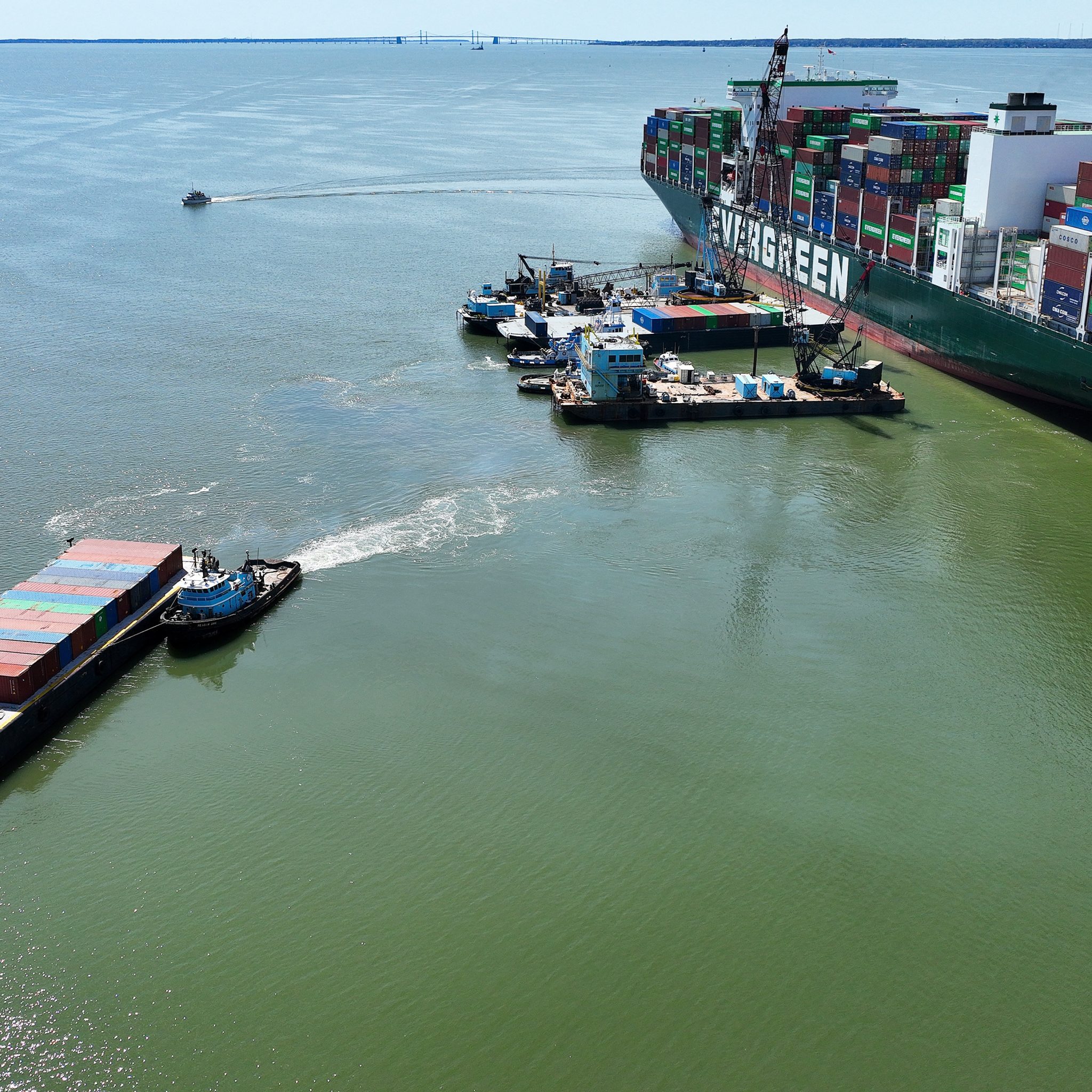 Op zaterdag 9 april werden er 22 containers van boord gehaald. (Foto ANP)