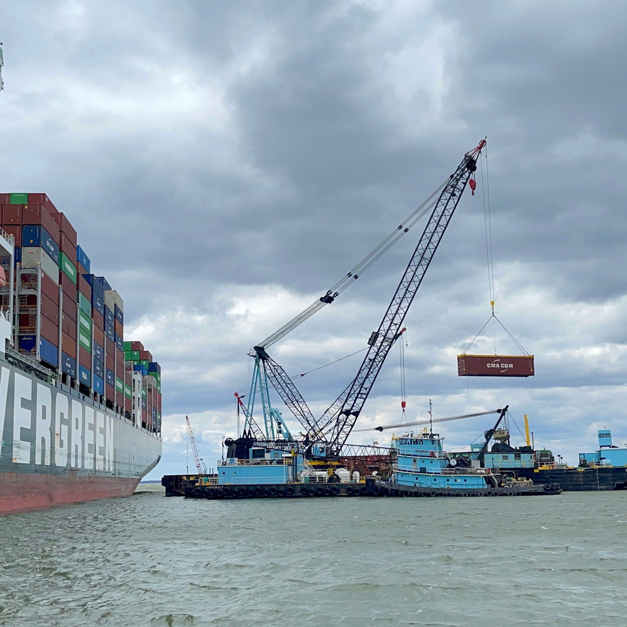 Containers van de Ever Forward. (Foto USCG Mid-Atlantic)