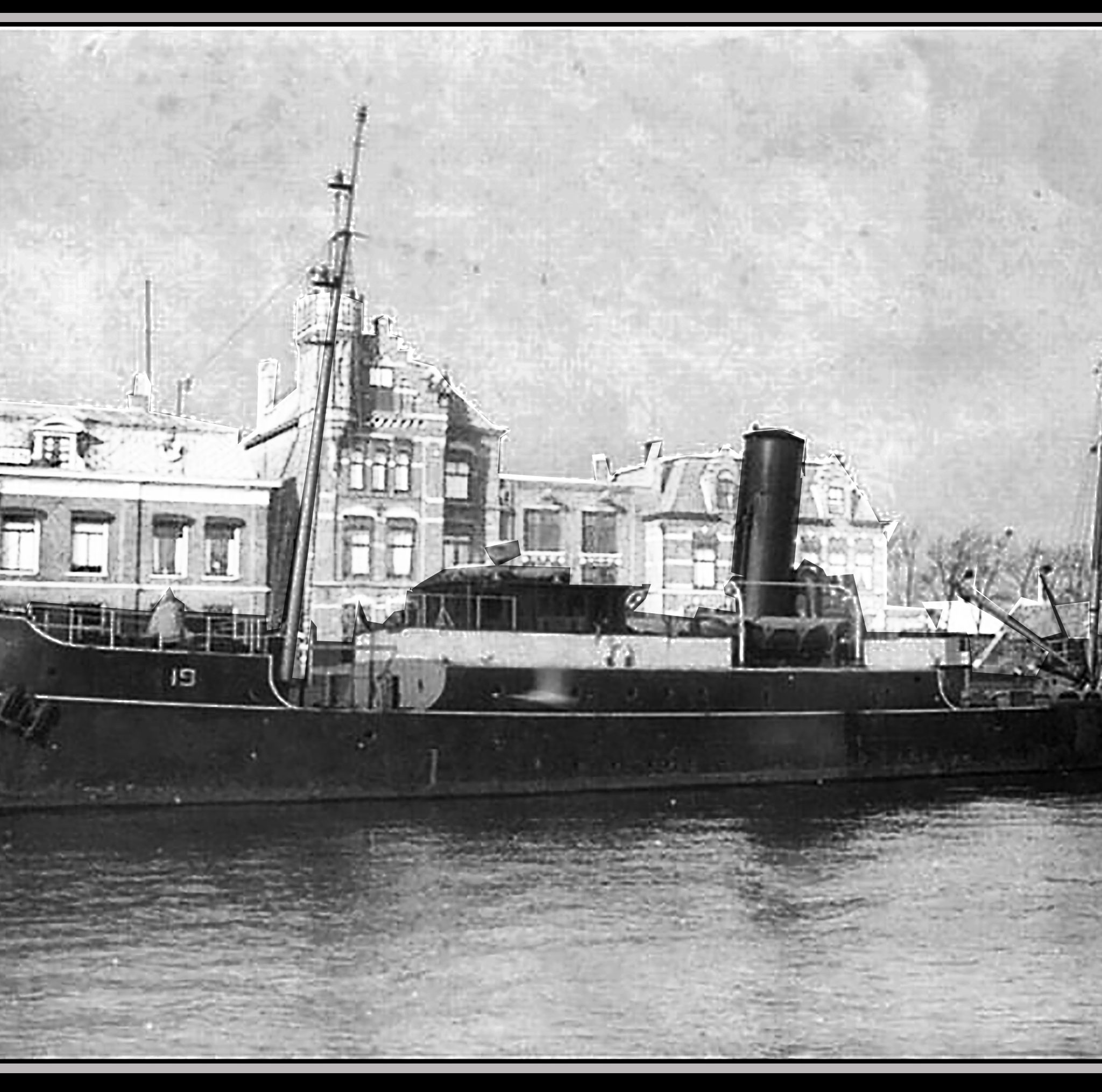 Stoomloodsvaartuig 19 was eigenlijk een marineschip, omdat het Loodswezen onder de Koninklijke Marine viel. Hier ligt het schip nog vredig in haar thuishaven Maassluis.