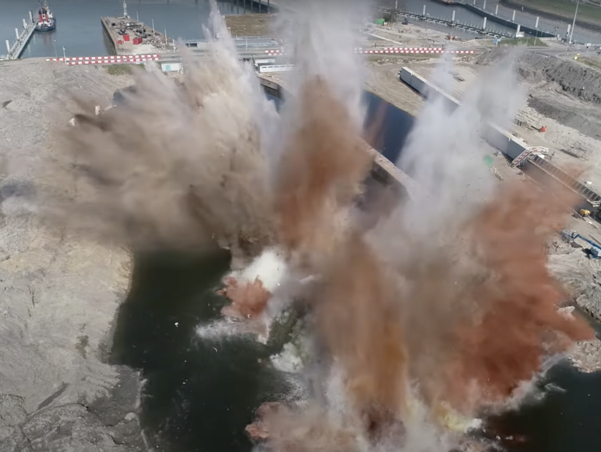 Een gigantische explosie kwam vrij bij het ploffen van de damwand. (Beeld via Nieuwe Sluis Terneuzen)