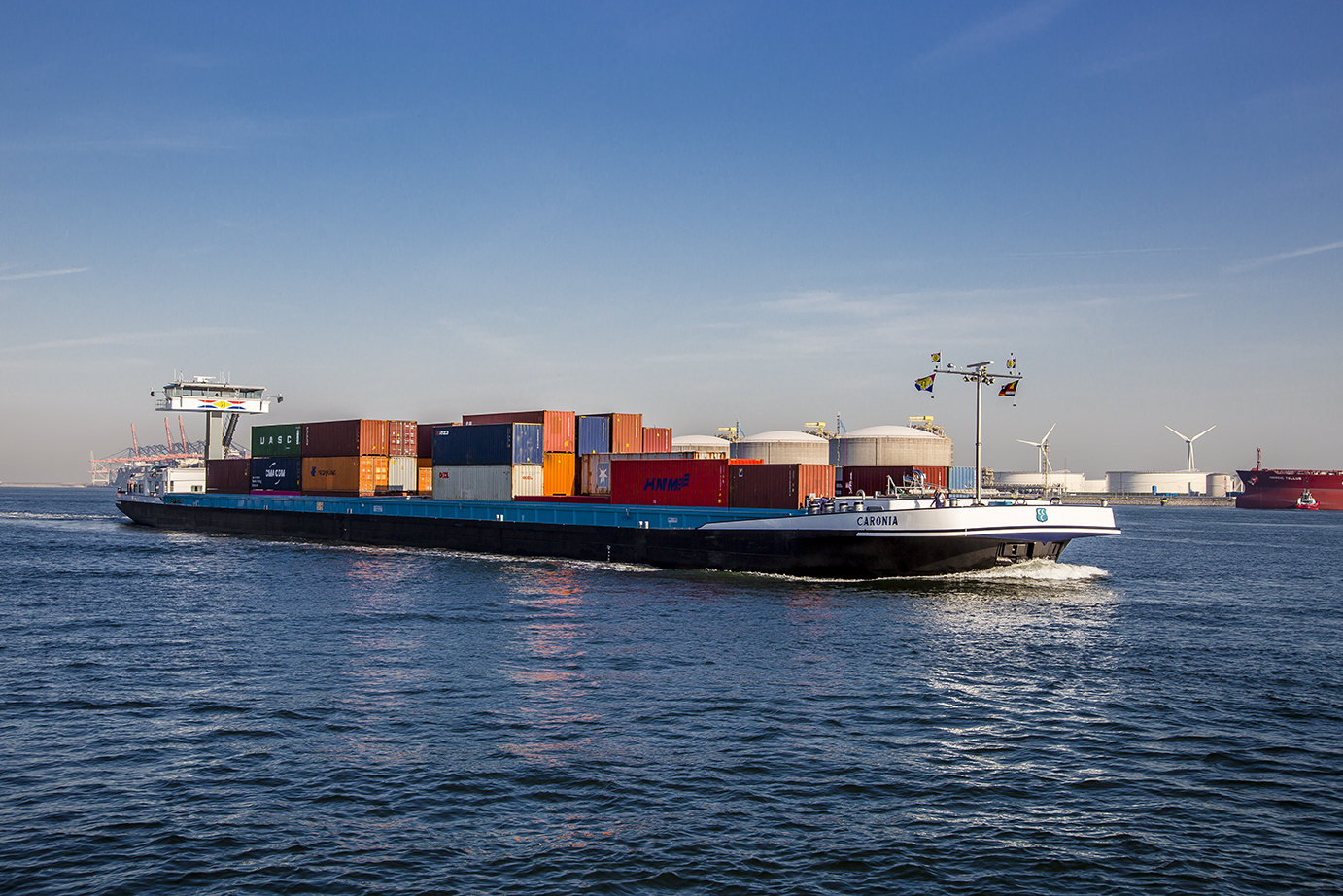 Duisport zet schepen zoals de Caronia van HTS Intermodaal in als 'container-watertaxi' in het havengebied van Duisburg. (Foto HTS Intermodaal)