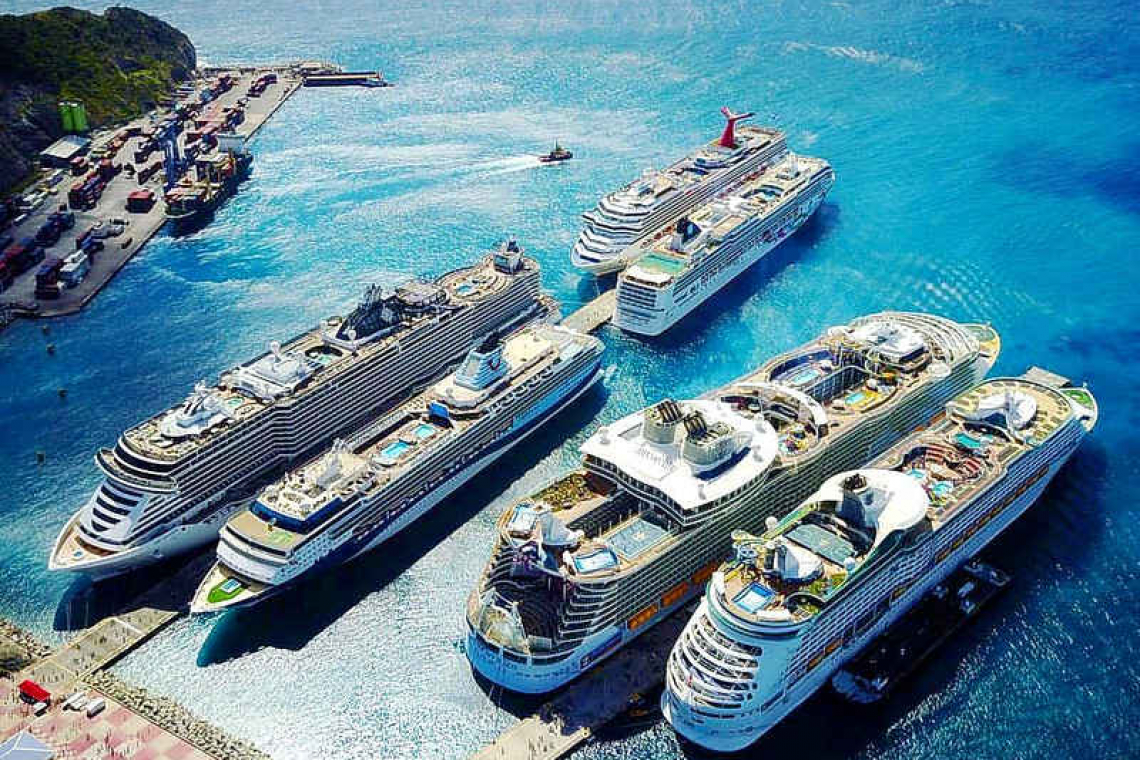 Cruiseschepen liggen in de haven van St Maarten. 
