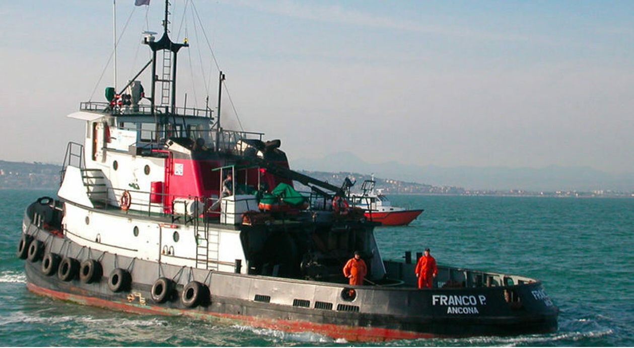 De sleepboot Franco P. is 50 kilometer van de kust van Bari gezonken. (Foto DAPRESS / SplashNews.com)