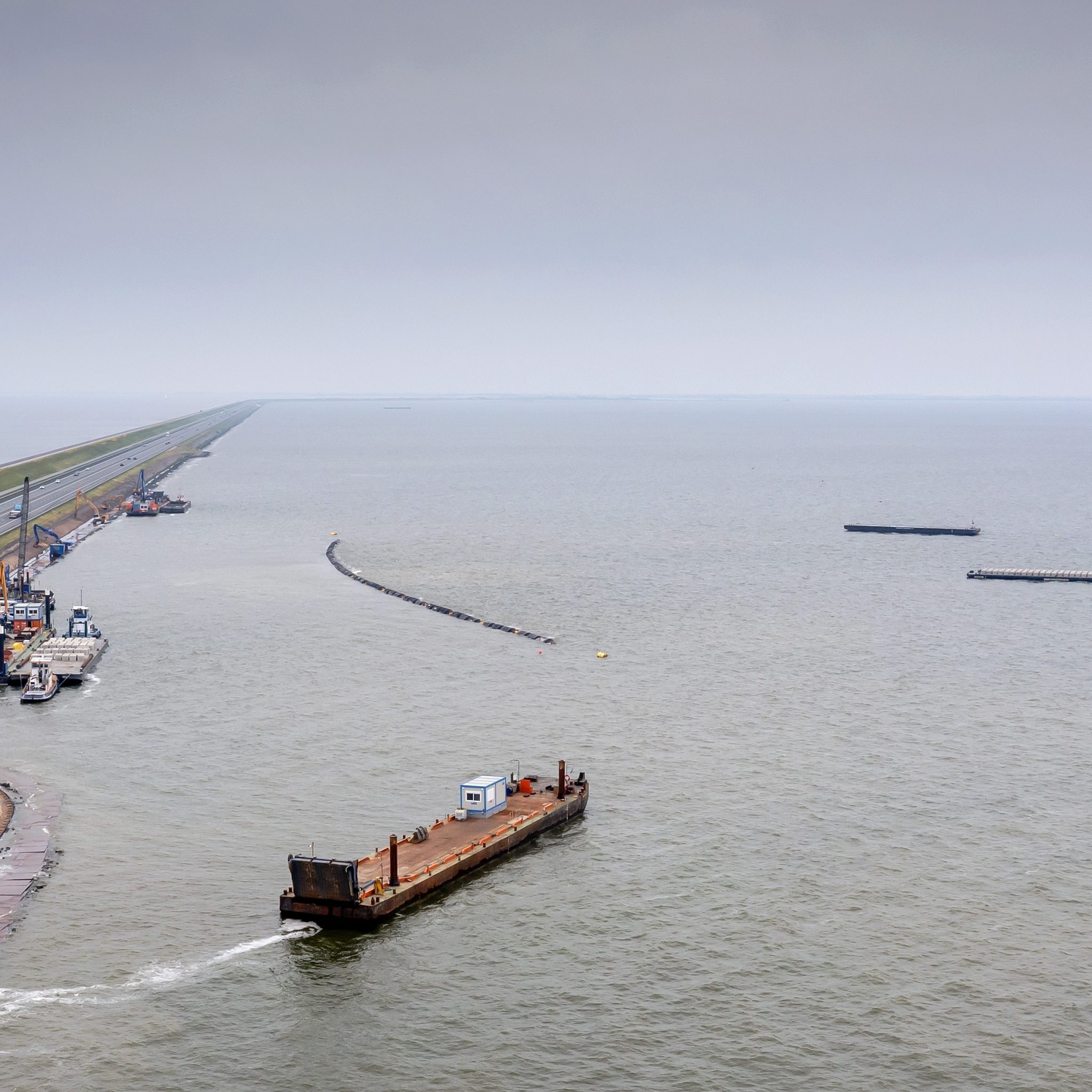 Dronefoto van werkzaamheden aan de Afsluitdijk. De grootscheepse renovatie van de dijk tussen Noord-Holland en Friesland duurt een aantal jaren. (Foto ANP)