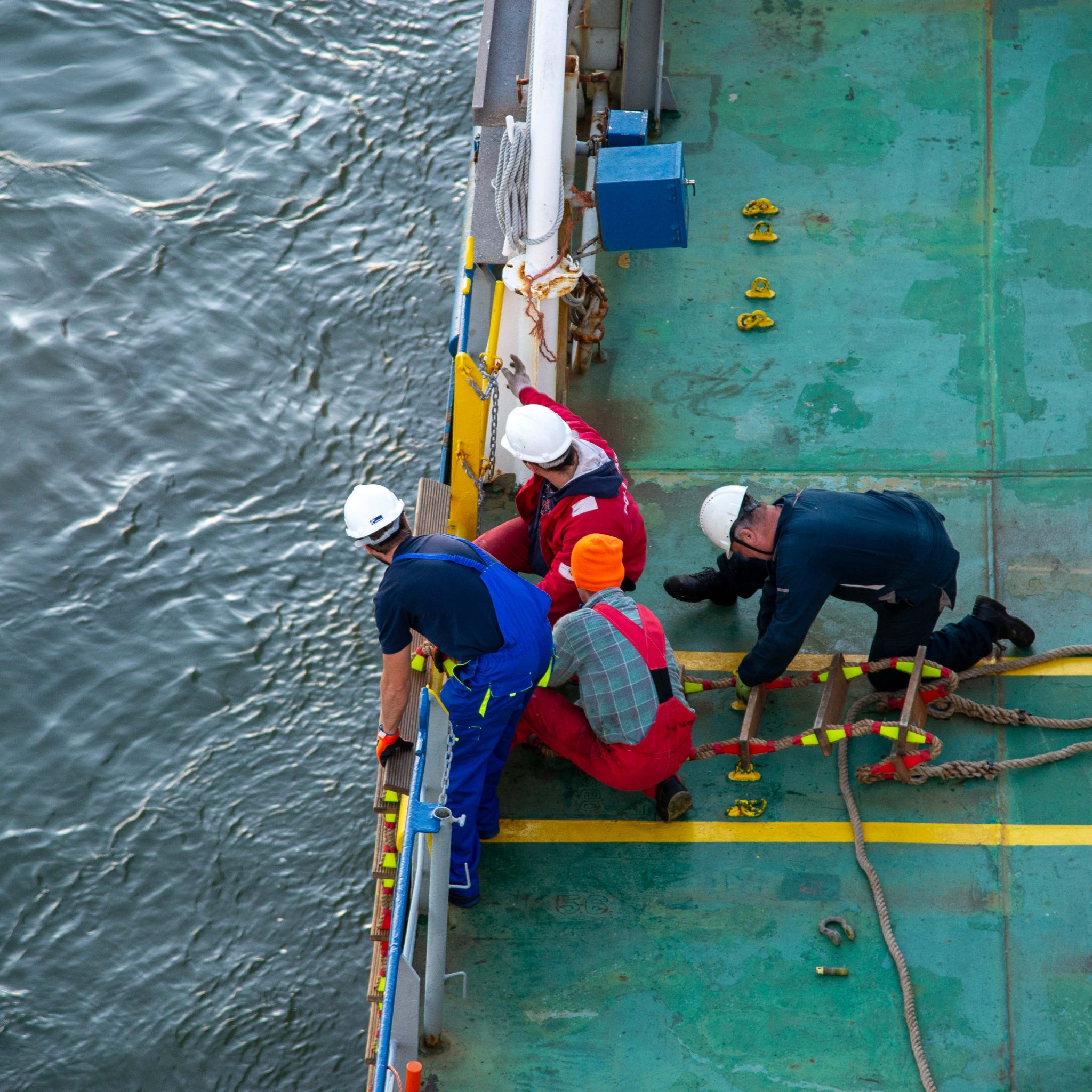 Bemanningsleden aan het werk aan boord van een bulk carrier. (Foto Bart Oosterveld)