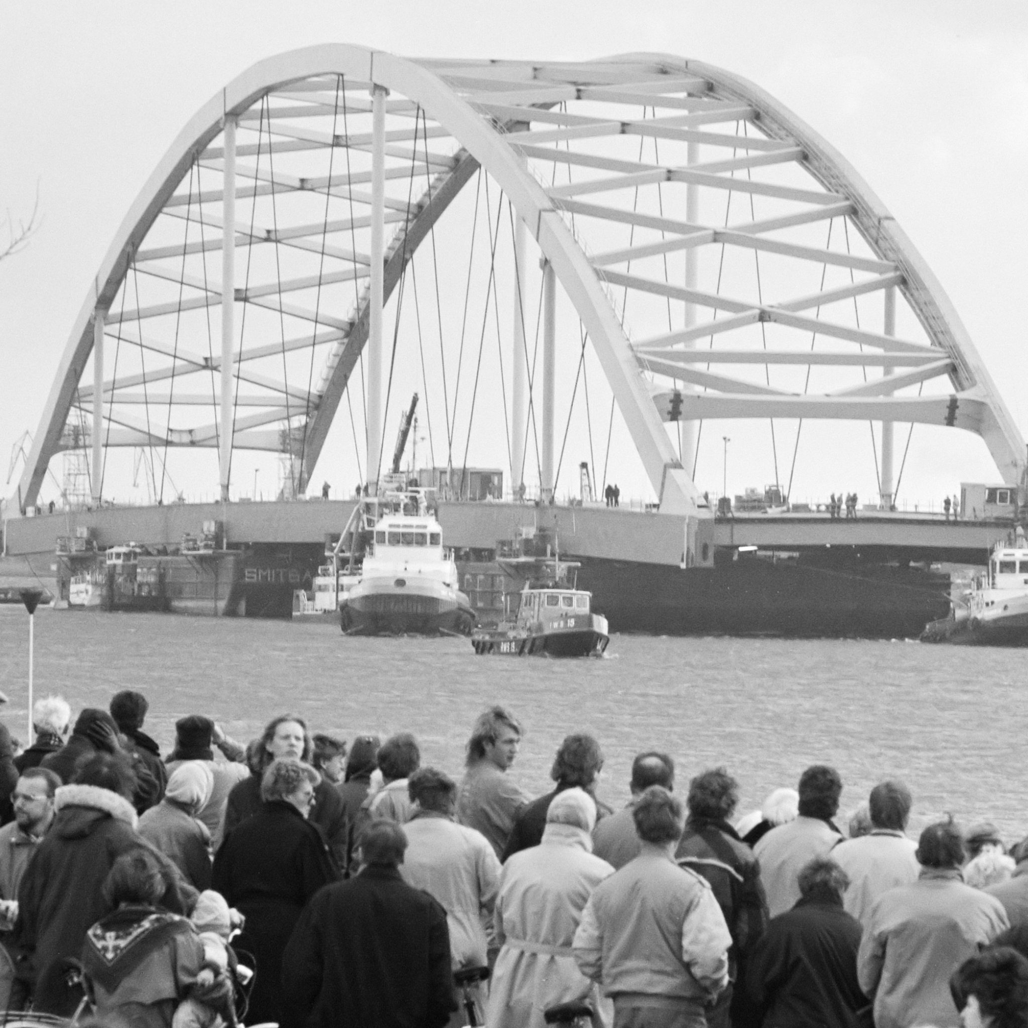 In 1989 gaat de 2e Van Brienenoordbrug van Zwijndrecht naar Rotterdam. (Foto Wikimedia)