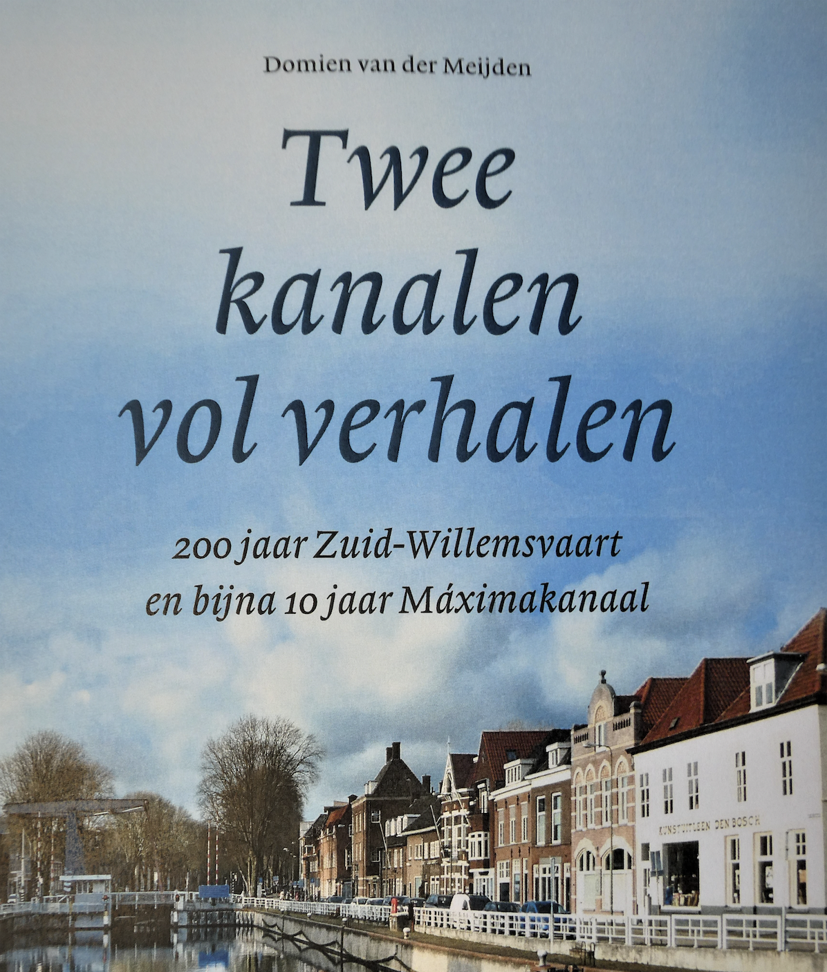 De cover van het boek, Twee kanalen vol verhalen. (Foto Domien van der Meijden)