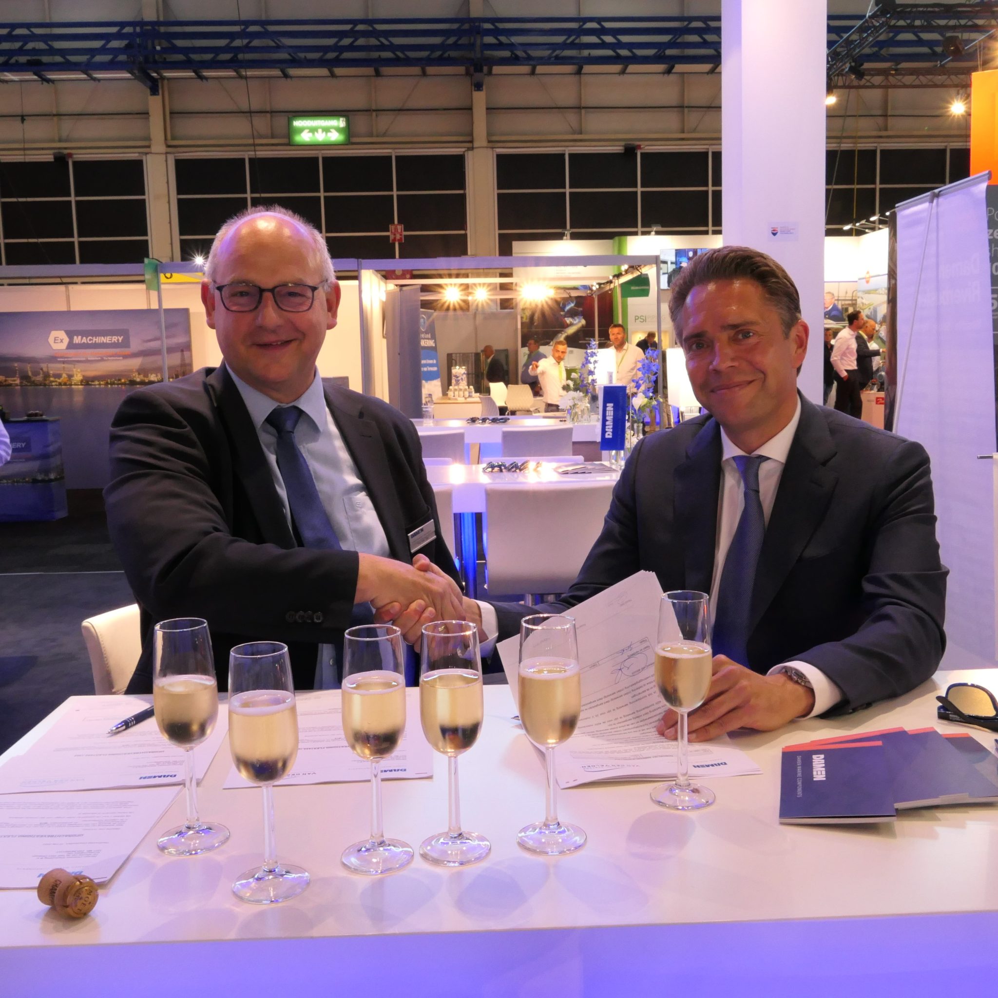 Links Leo van Zon (Damen Marine Components) en rechts Wim Driessen (Rensen Driessen) onderteken het contract. (Foto Damen)