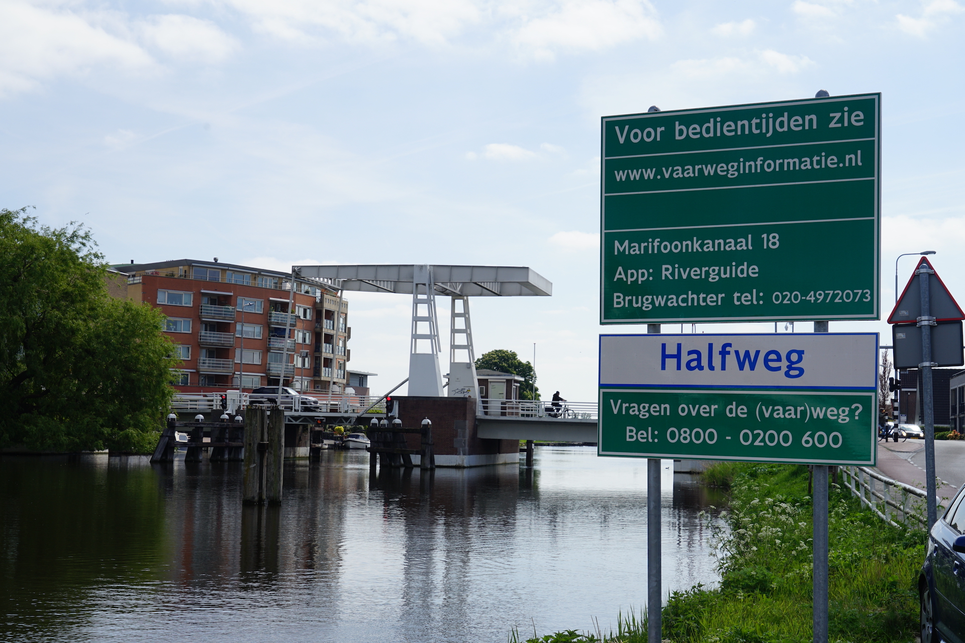 De Zwanenburg-brug over de Ringvaart van de Haarlemmermeer, vlakbij de voormalige suikerfabriek in Halfweg.