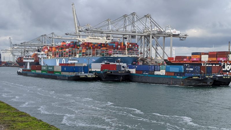 Congestie in de Rotterdamse haven maakt reizen voor schippers moeilijker. (Archieffoto Schuttevaer)