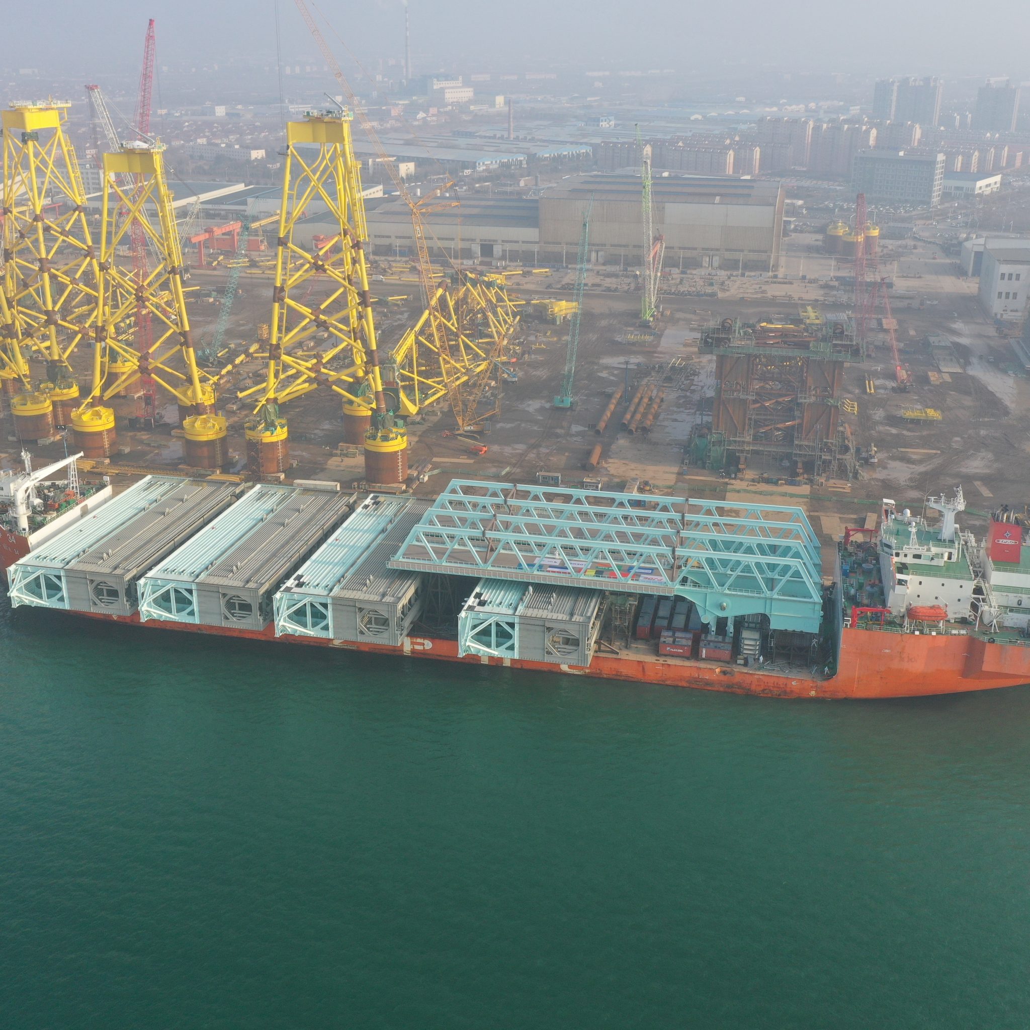Het vrachtschip Zhen Hua 34 bij vertrek uit China. (Foto Nieuwe Sluis Terneuzen)