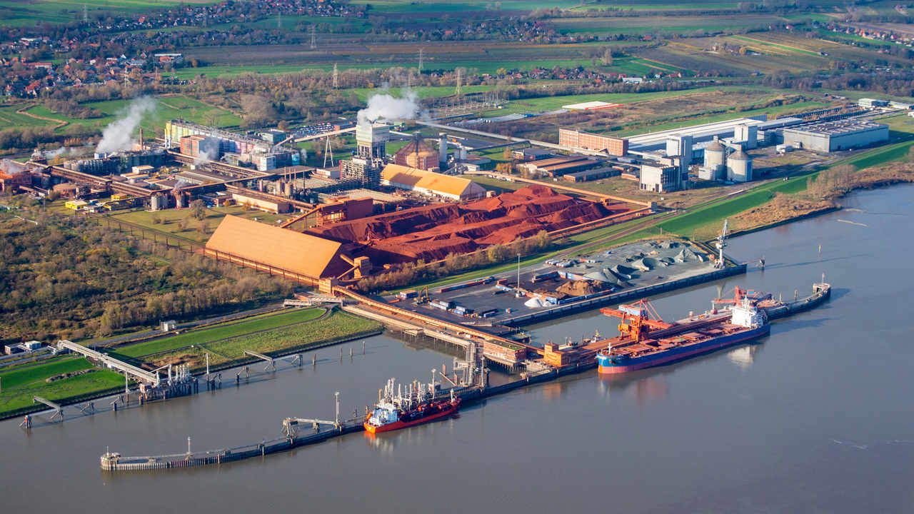 Een en ander kan betekenen dat de drijvende terminals van RWE aan de Elbe in Brunsbüttel en Stade eerder in bedrijf kunnen komen. (Foto EEK Energy)